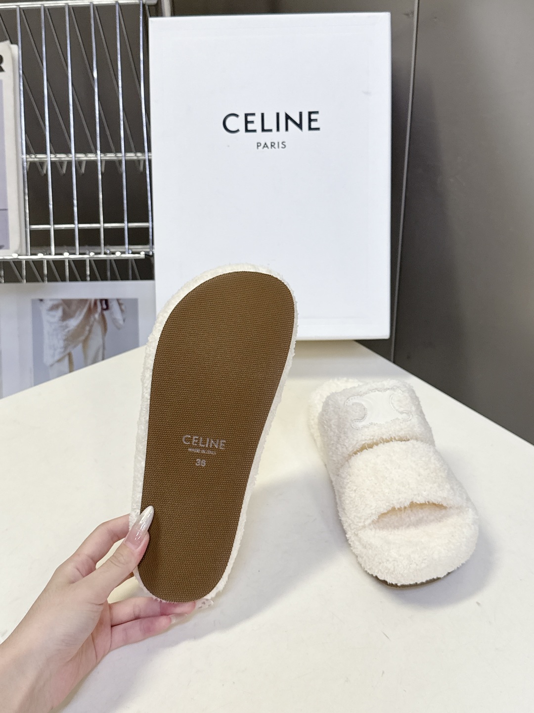  CELINE思琳秋冬最新款凯旋门毛毛拖鞋～
  超多明星网红种草 这双毛拖也是好好看 整体一看就是非常