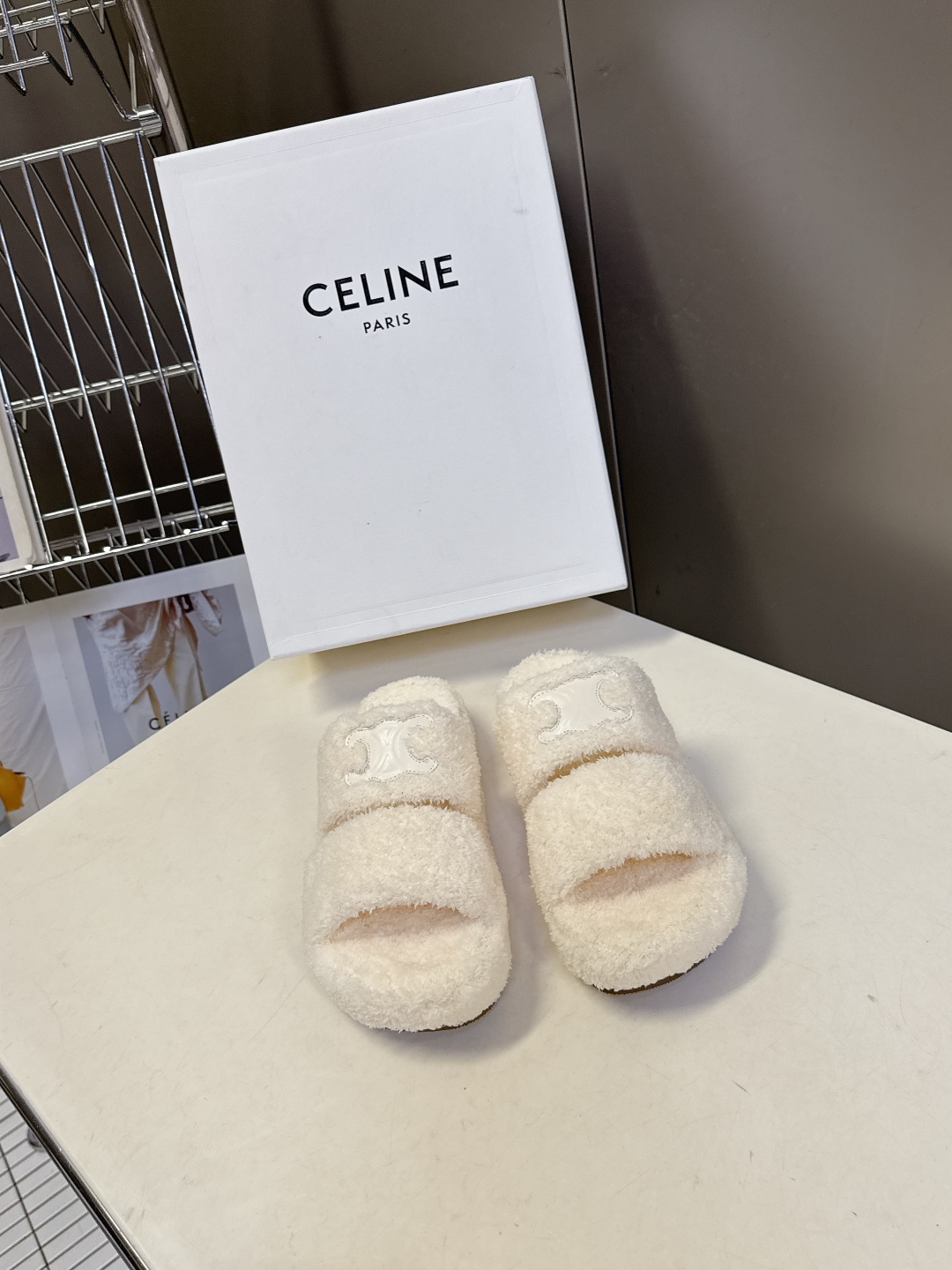  CELINE思琳秋冬最新款凯旋门毛毛拖鞋～
  超多明星网红种草 这双毛拖也是好好看 整体一看就是非常