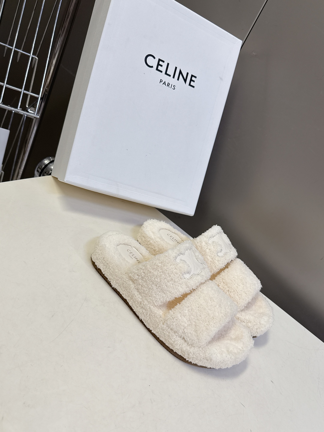  CELINE思琳秋冬最新款凯旋门毛毛拖鞋～
  超多明星网红种草 这双毛拖也是好好看 整体一看就是非常