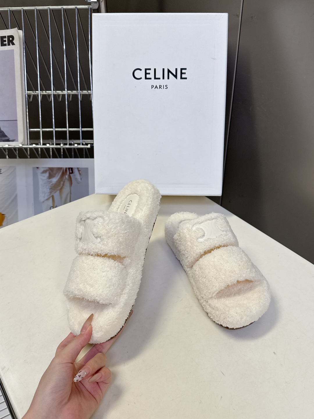  CELINE思琳秋冬最新款凯旋门毛毛拖鞋～
  超多明星网红种草 这双毛拖也是好好看 整体一看就是非常