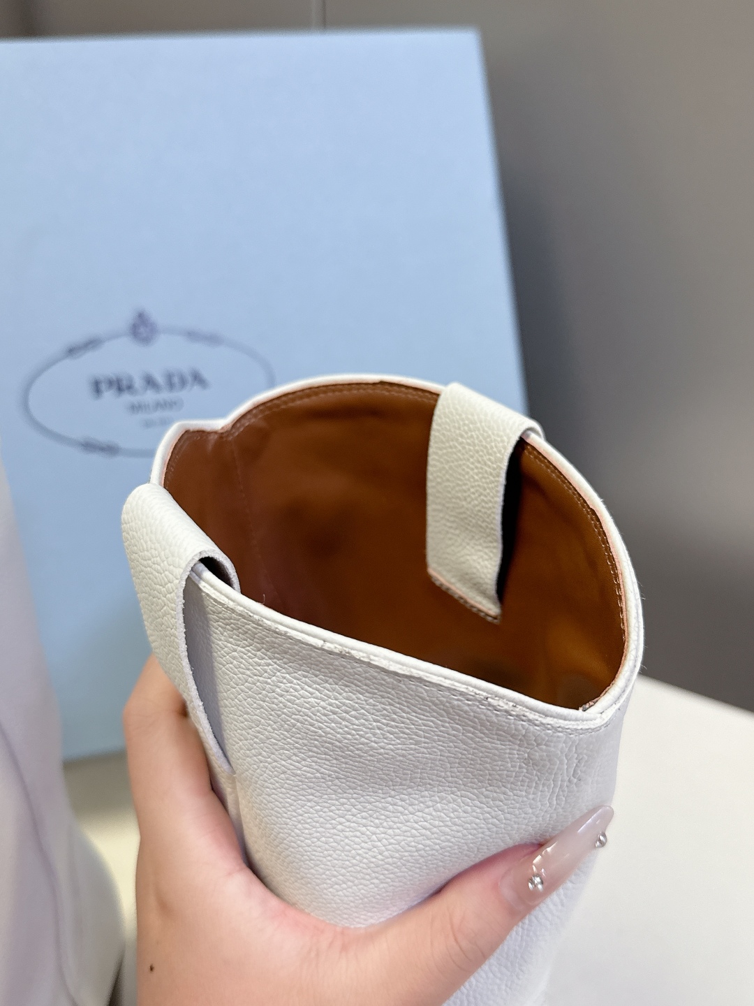  PRADA普拉达秋冬最新款西部牛仔靴 巫师靴
 超多明星网红种草 有西部牛仔靴的调性，但又不那么夸张 