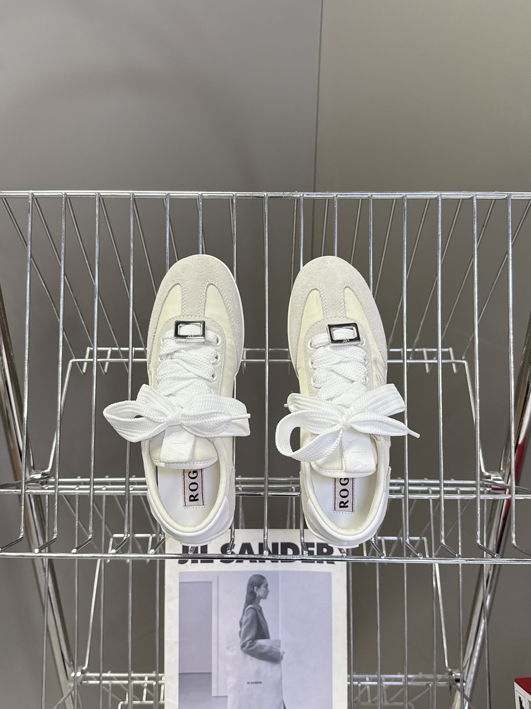  Roger vivier 罗杰维维亚Rv秋冬最新德训鞋 薄底鞋
 超多明星网红种草 注重舒适度的宝子一