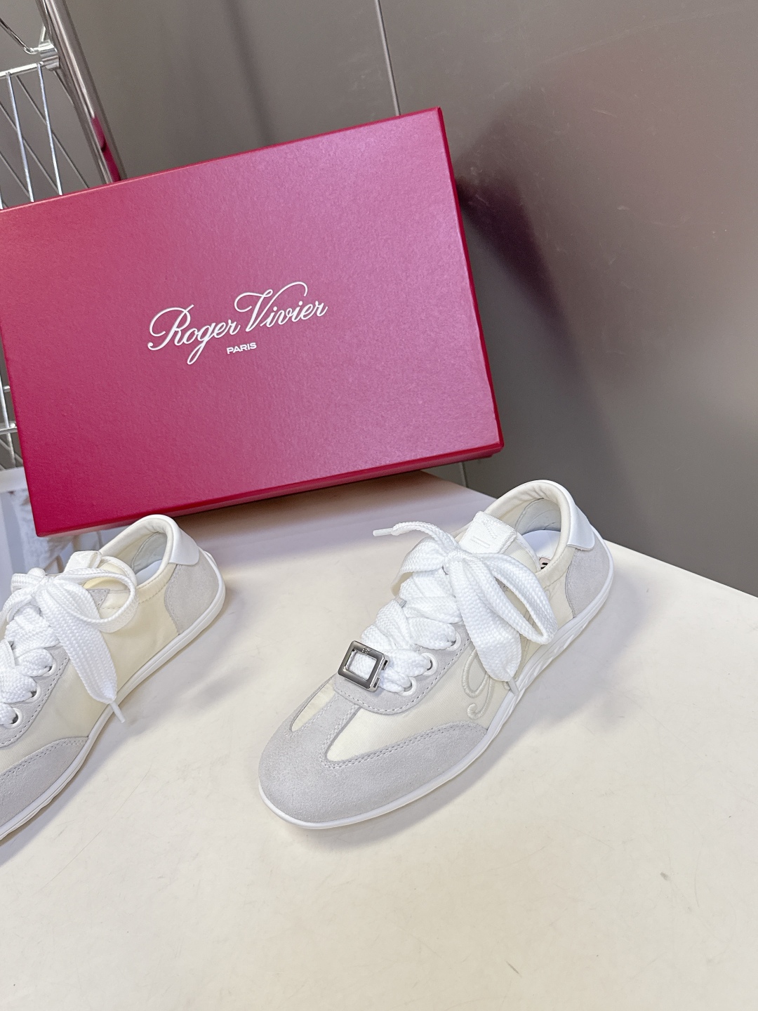  Roger vivier 罗杰维维亚Rv秋冬最新德训鞋 薄底鞋
 超多明星网红种草 注重舒适度的宝子一