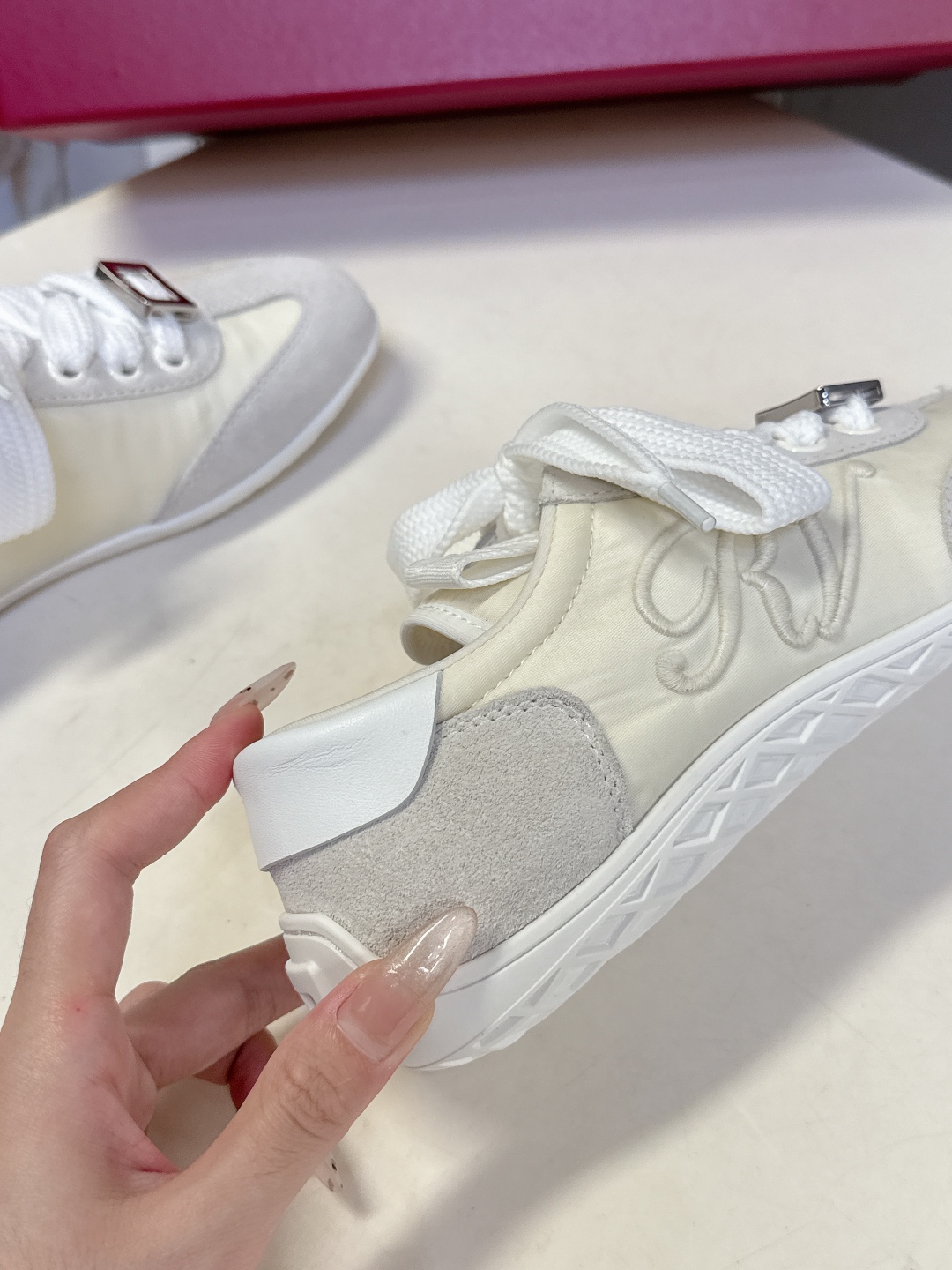  Roger vivier 罗杰维维亚Rv秋冬最新德训鞋 薄底鞋
 超多明星网红种草 注重舒适度的宝子一