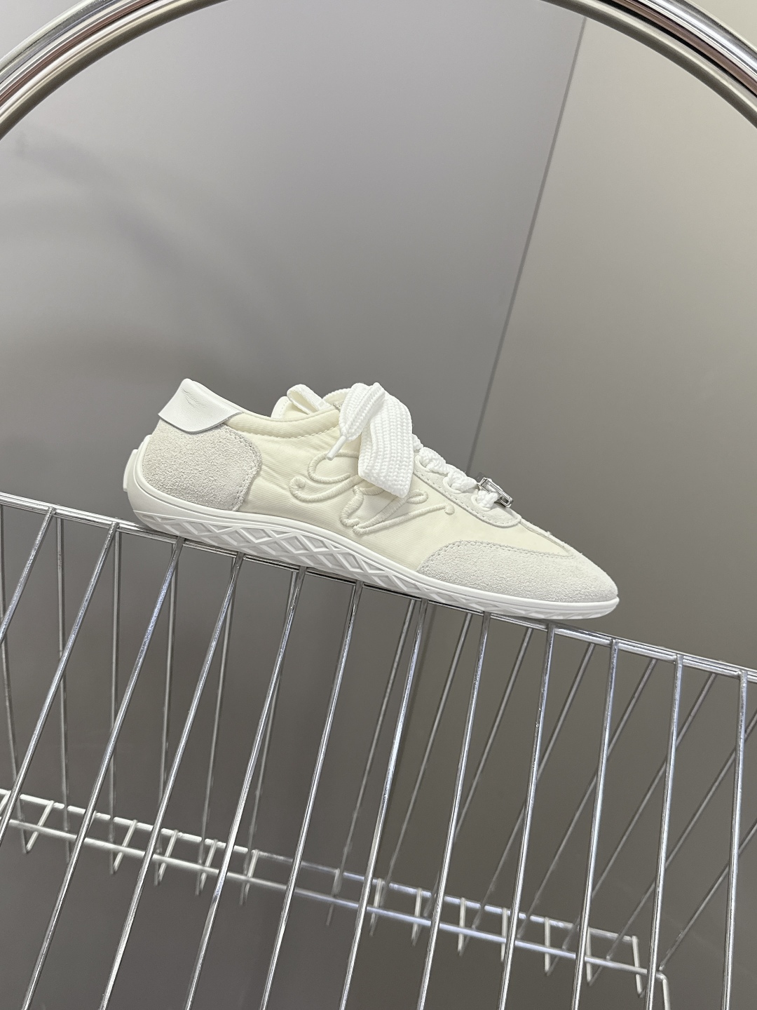  Roger vivier 罗杰维维亚Rv秋冬最新德训鞋 薄底鞋
 超多明星网红种草 注重舒适度的宝子一
