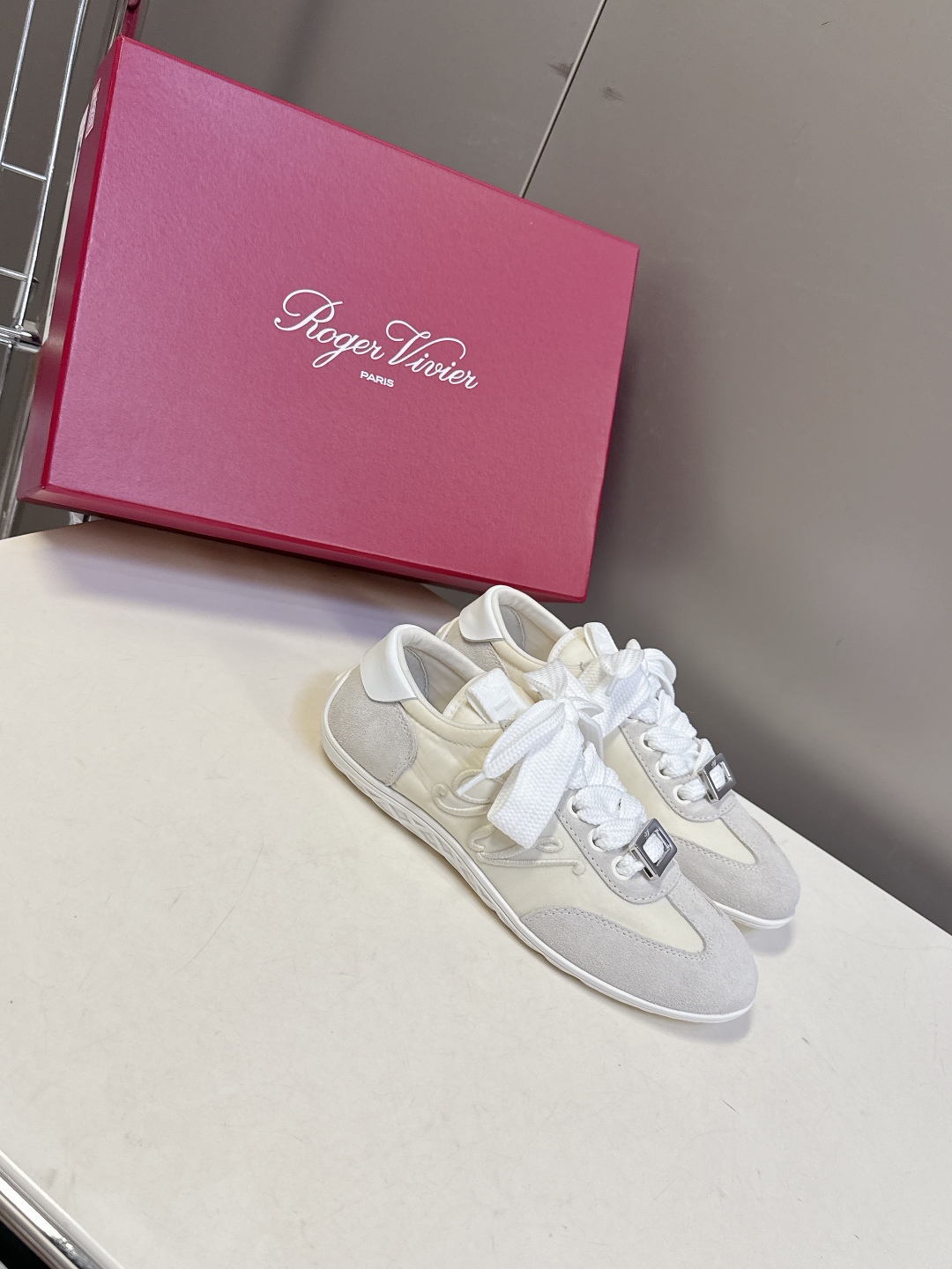  Roger vivier 罗杰维维亚Rv秋冬最新德训鞋 薄底鞋
 超多明星网红种草 注重舒适度的宝子一
