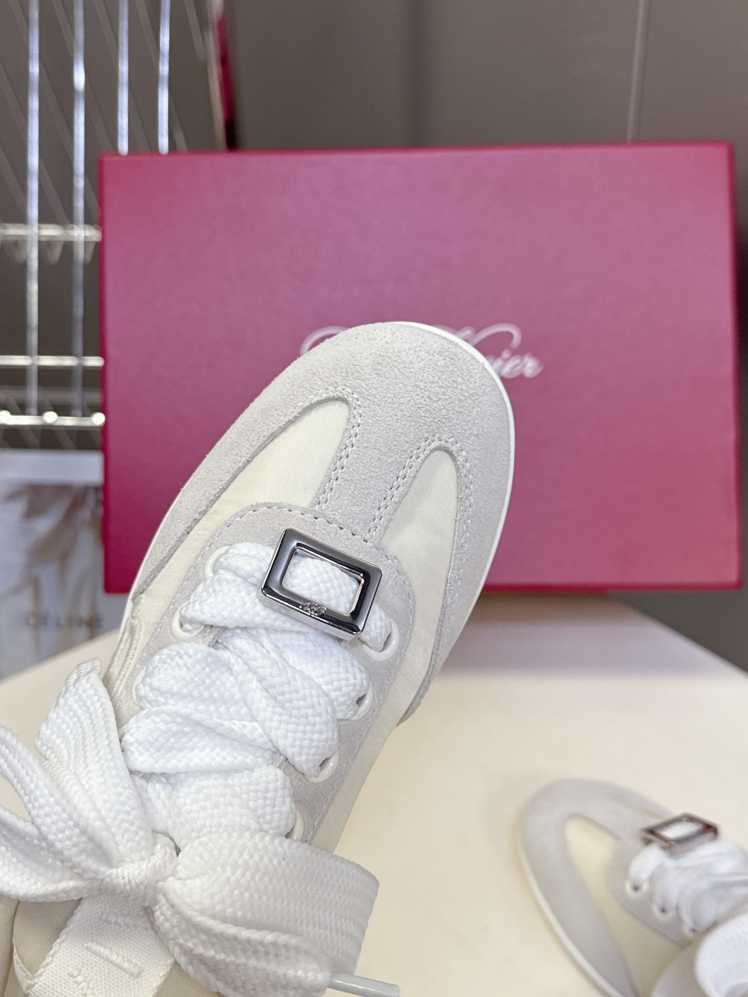  Roger vivier 罗杰维维亚Rv秋冬最新德训鞋 薄底鞋
 超多明星网红种草 注重舒适度的宝子一