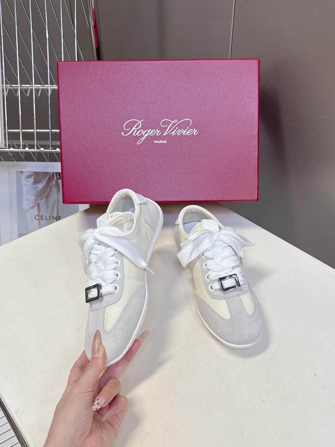  Roger vivier 罗杰维维亚Rv秋冬最新德训鞋 薄底鞋
 超多明星网红种草 注重舒适度的宝子一
