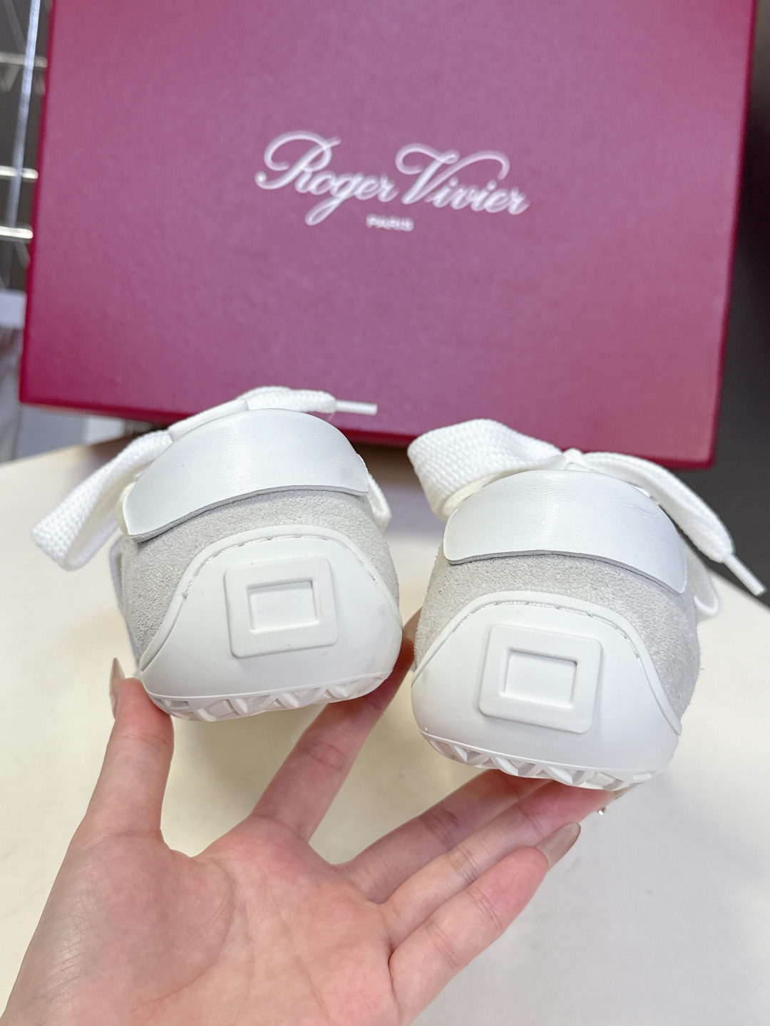  Roger vivier 罗杰维维亚Rv秋冬最新德训鞋 薄底鞋
 超多明星网红种草 注重舒适度的宝子一