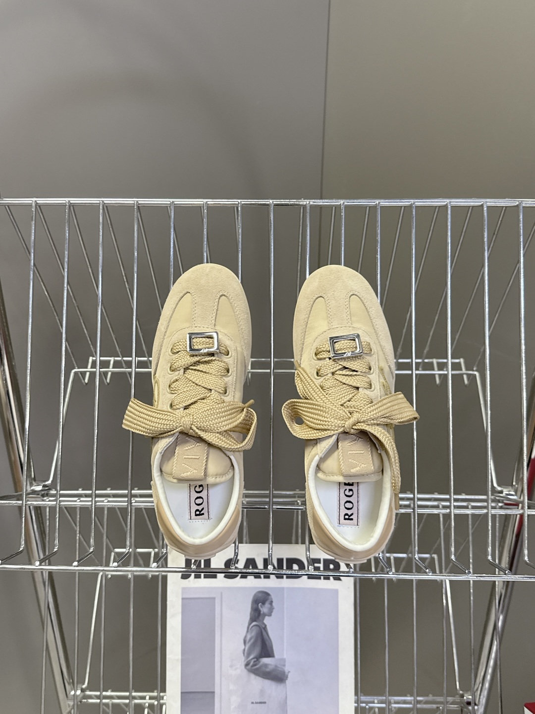  Roger vivier 罗杰维维亚Rv秋冬最新德训鞋 薄底鞋
 超多明星网红种草 注重舒适度的宝子一