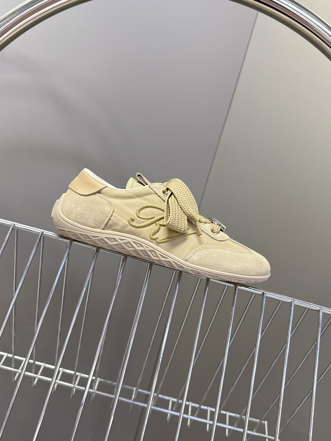  Roger vivier 罗杰维维亚Rv秋冬最新德训鞋 薄底鞋
 超多明星网红种草 注重舒适度的宝子一