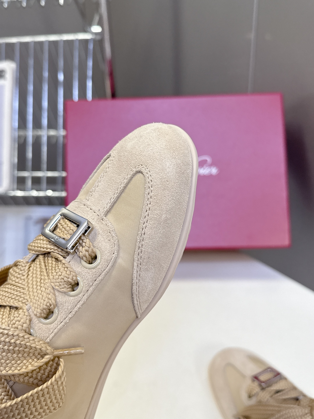  Roger vivier 罗杰维维亚Rv秋冬最新德训鞋 薄底鞋
 超多明星网红种草 注重舒适度的宝子一