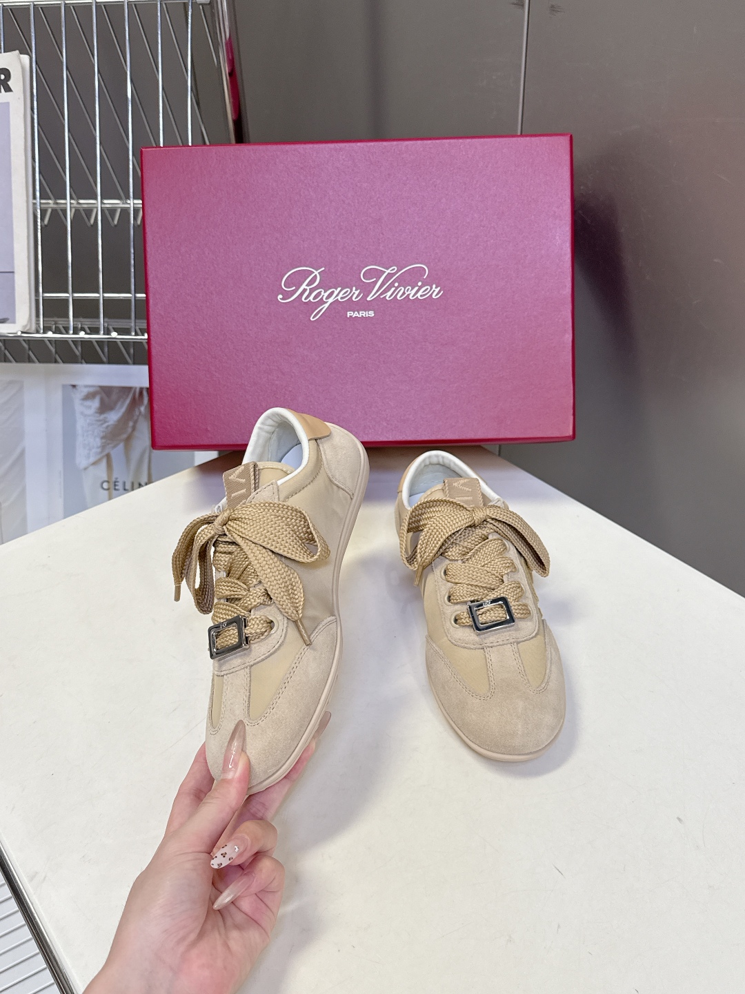  Roger vivier 罗杰维维亚Rv秋冬最新德训鞋 薄底鞋
 超多明星网红种草 注重舒适度的宝子一
