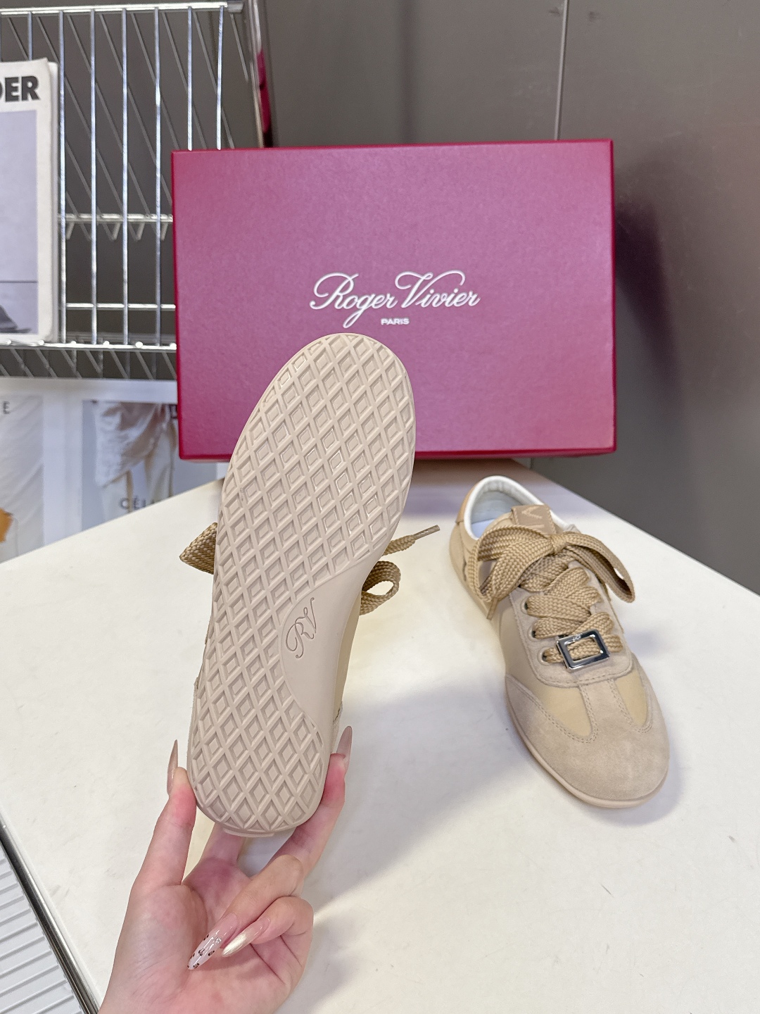  Roger vivier 罗杰维维亚Rv秋冬最新德训鞋 薄底鞋
 超多明星网红种草 注重舒适度的宝子一