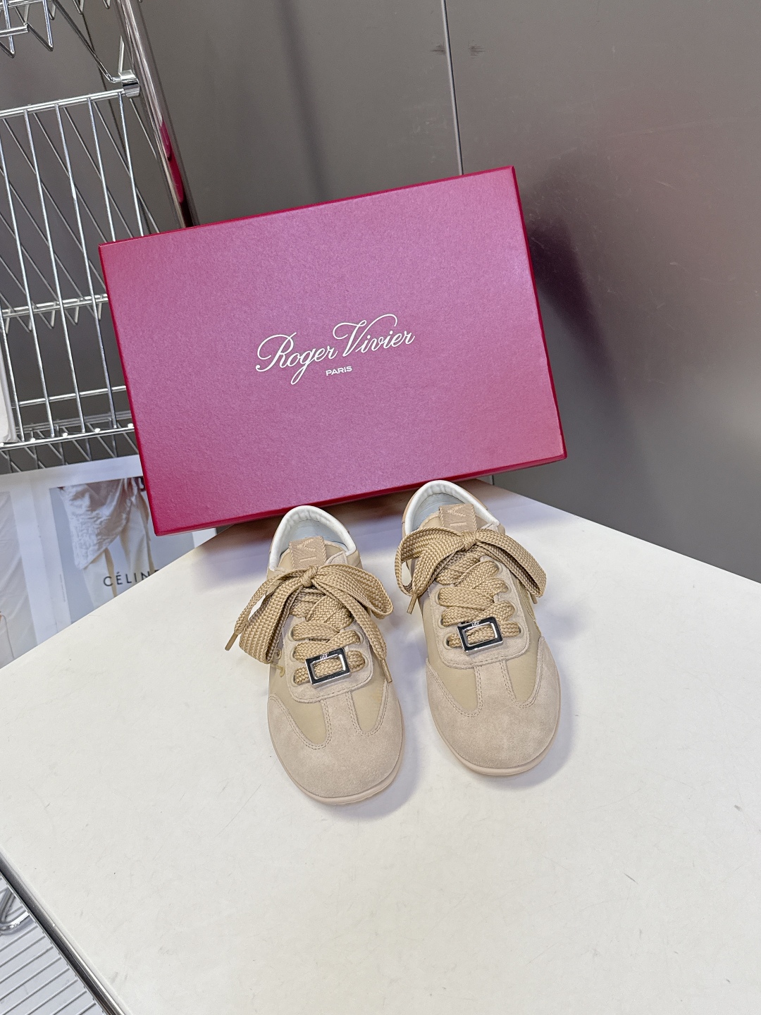  Roger vivier 罗杰维维亚Rv秋冬最新德训鞋 薄底鞋
 超多明星网红种草 注重舒适度的宝子一