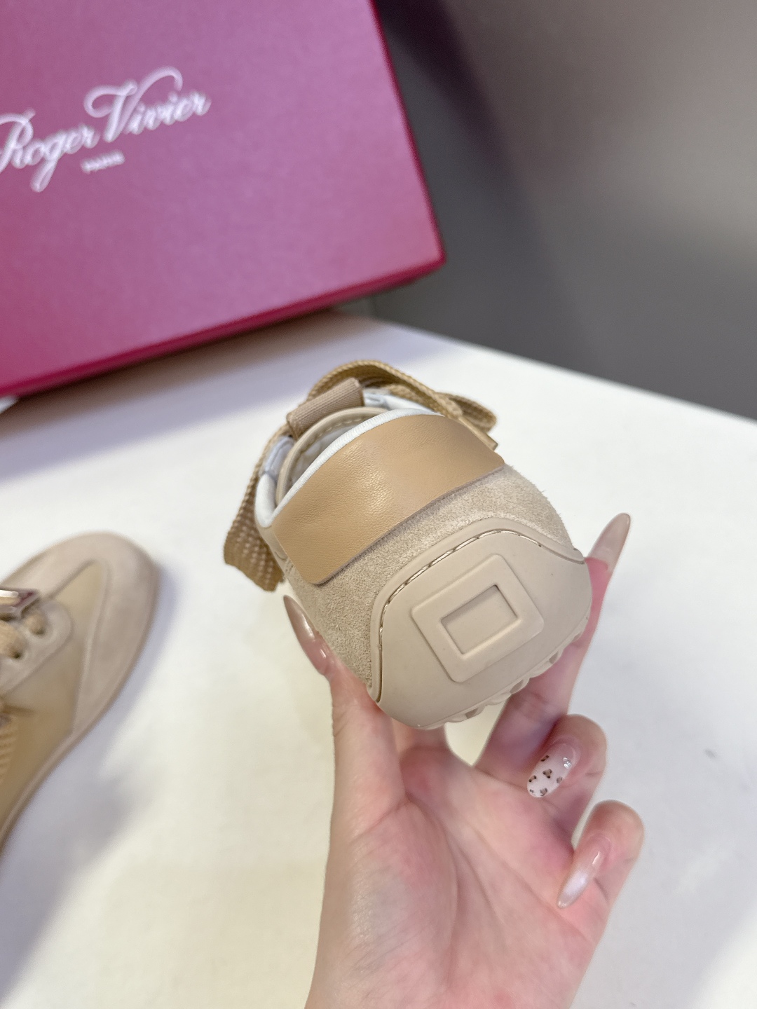  Roger vivier 罗杰维维亚Rv秋冬最新德训鞋 薄底鞋
 超多明星网红种草 注重舒适度的宝子一