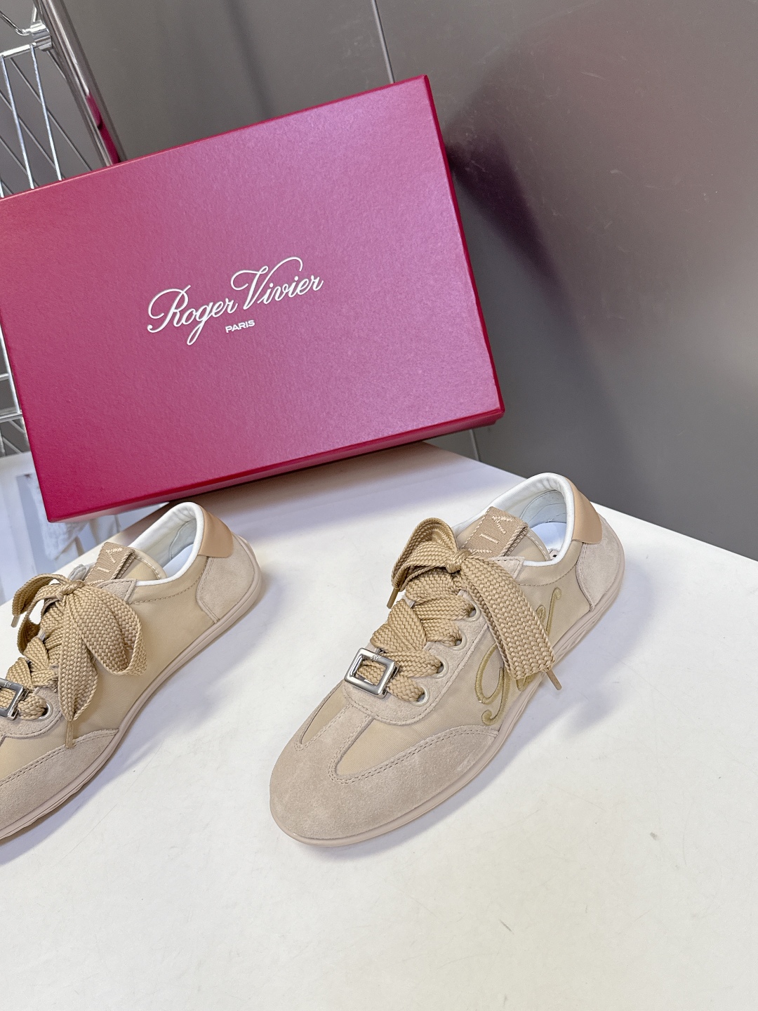  Roger vivier 罗杰维维亚Rv秋冬最新德训鞋 薄底鞋
 超多明星网红种草 注重舒适度的宝子一