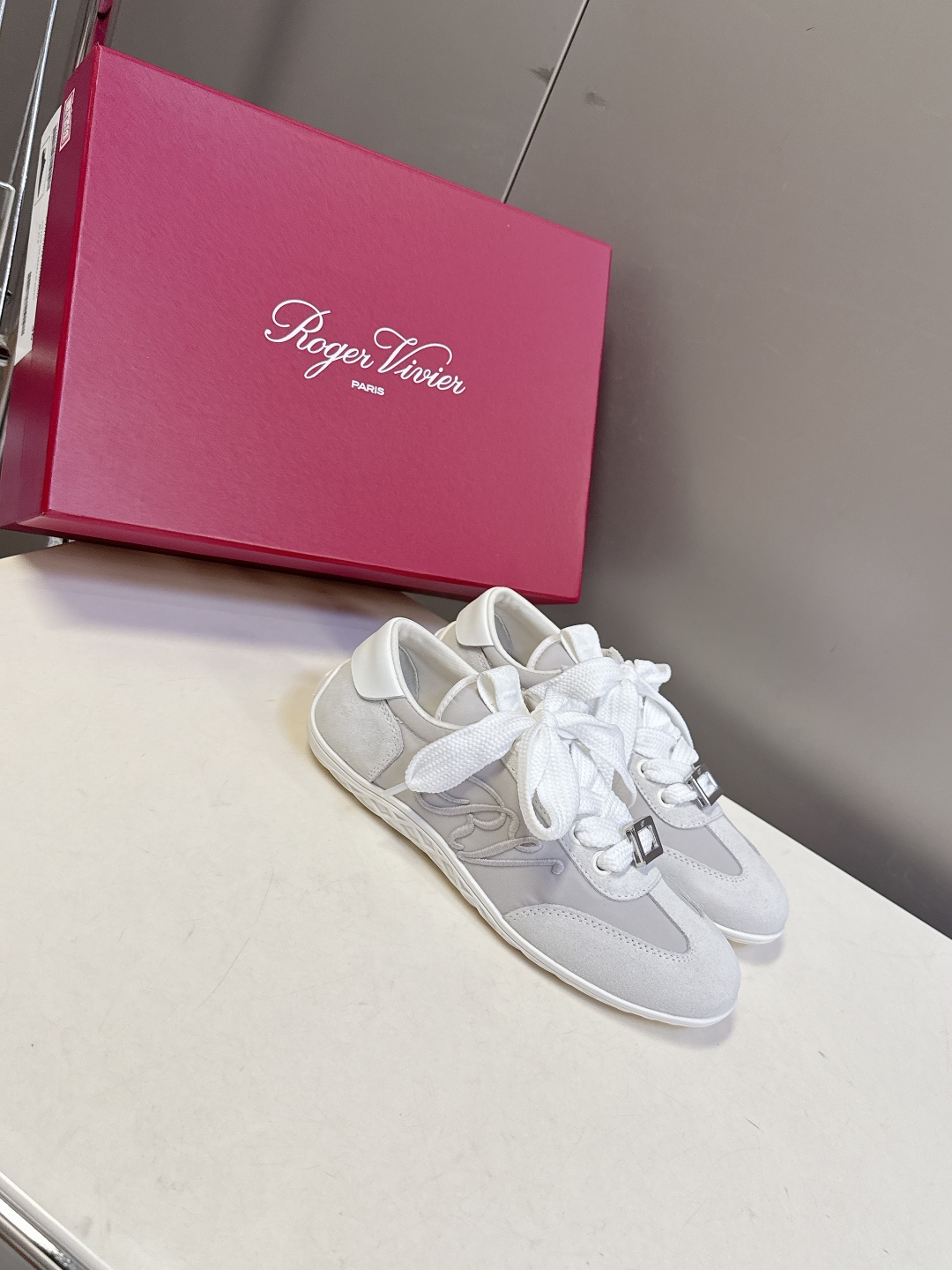  Roger vivier 罗杰维维亚Rv秋冬最新德训鞋 薄底鞋
 超多明星网红种草 注重舒适度的宝子一