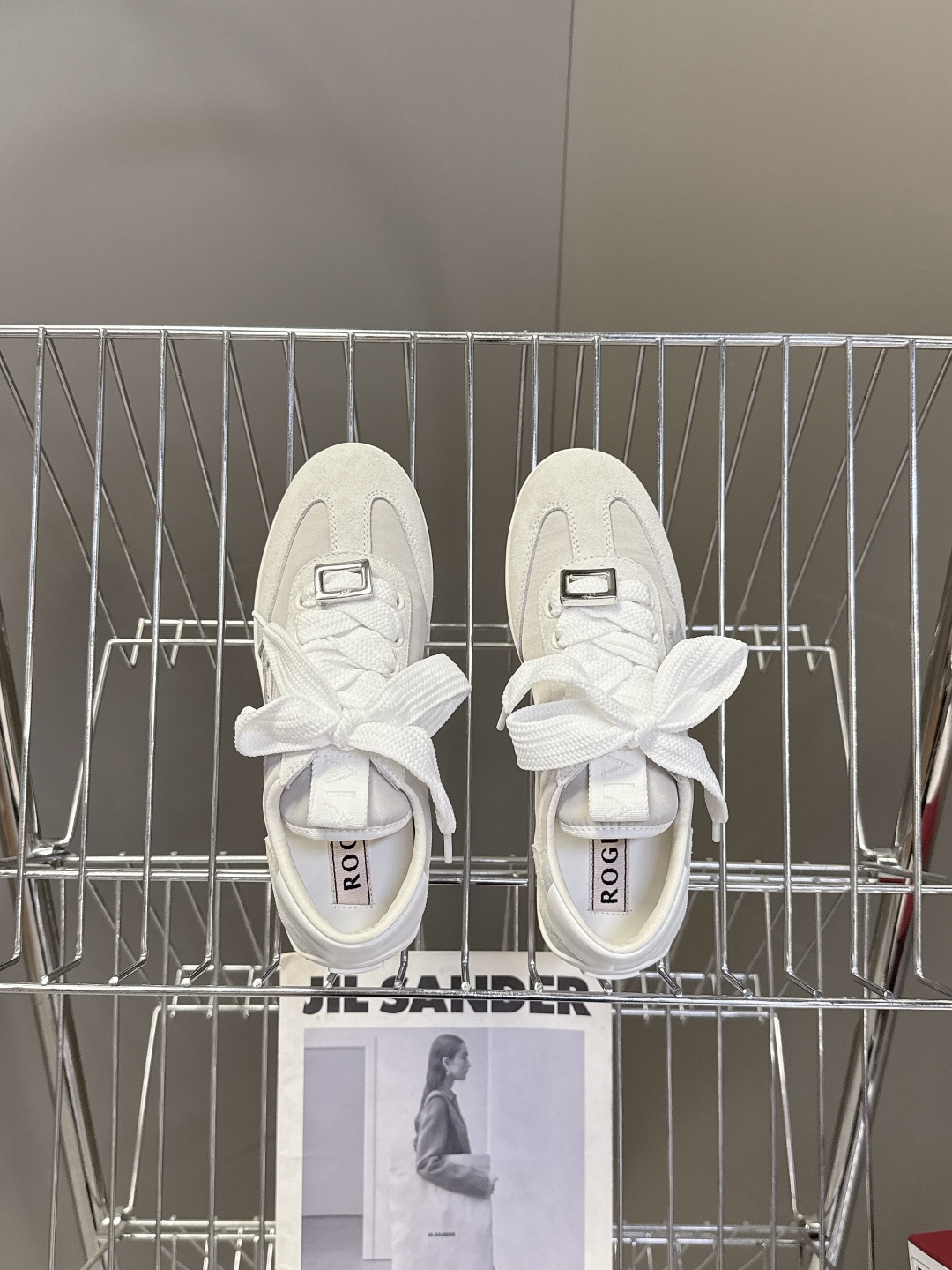  Roger vivier 罗杰维维亚Rv秋冬最新德训鞋 薄底鞋
 超多明星网红种草 注重舒适度的宝子一