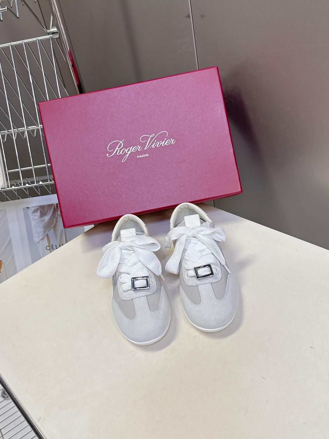  Roger vivier 罗杰维维亚Rv秋冬最新德训鞋 薄底鞋
 超多明星网红种草 注重舒适度的宝子一