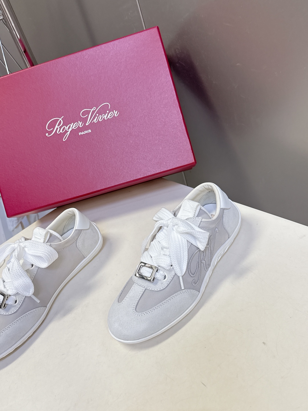  Roger vivier 罗杰维维亚Rv秋冬最新德训鞋 薄底鞋
 超多明星网红种草 注重舒适度的宝子一