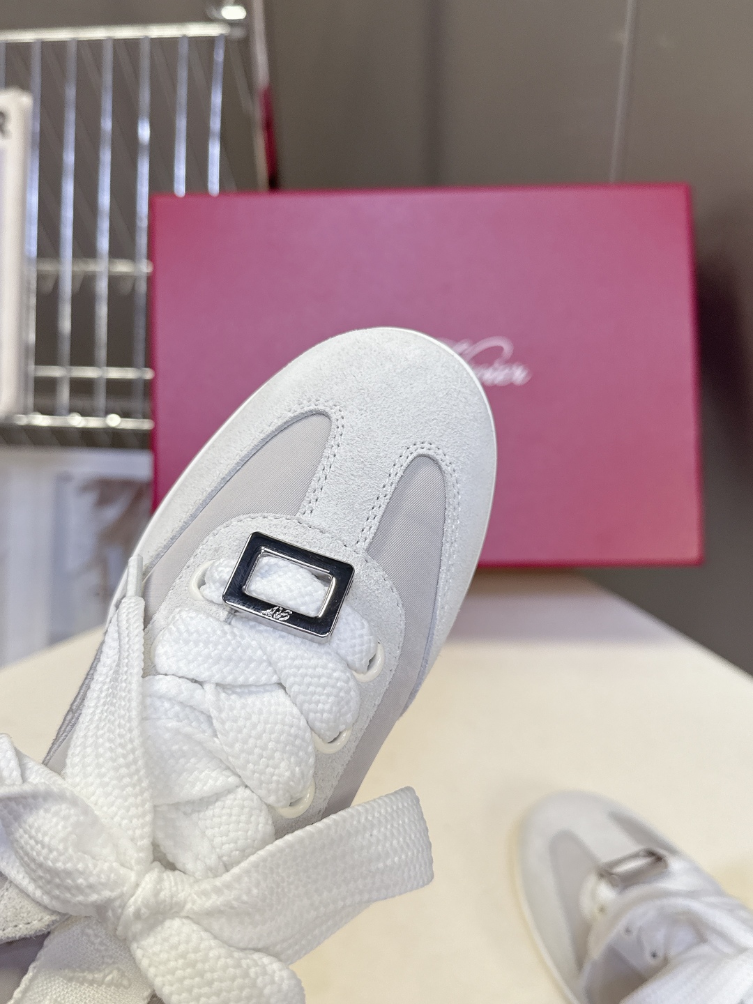  Roger vivier 罗杰维维亚Rv秋冬最新德训鞋 薄底鞋
 超多明星网红种草 注重舒适度的宝子一