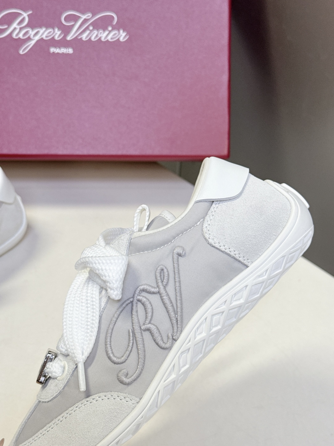  Roger vivier 罗杰维维亚Rv秋冬最新德训鞋 薄底鞋
 超多明星网红种草 注重舒适度的宝子一