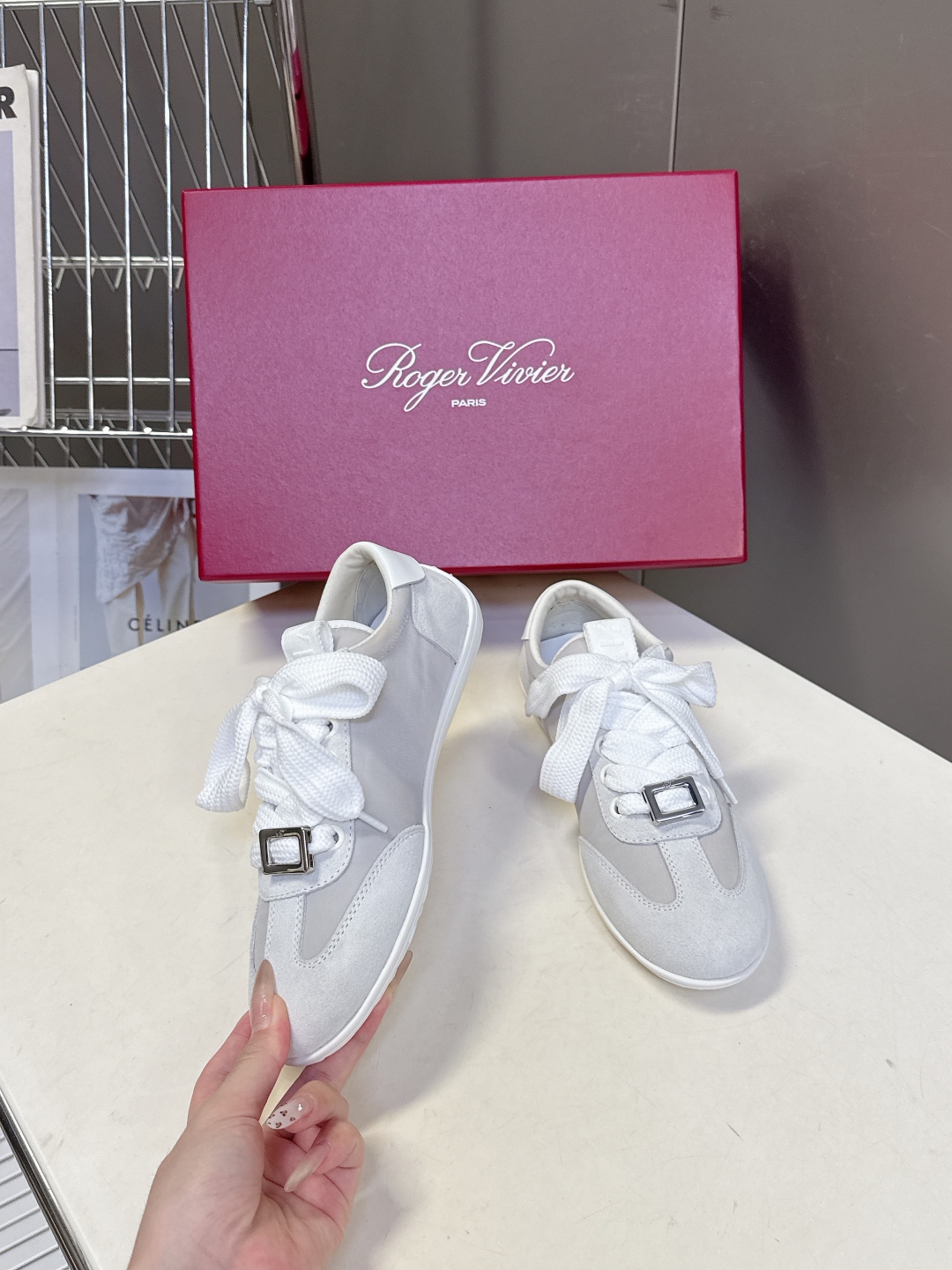  Roger vivier 罗杰维维亚Rv秋冬最新德训鞋 薄底鞋
 超多明星网红种草 注重舒适度的宝子一