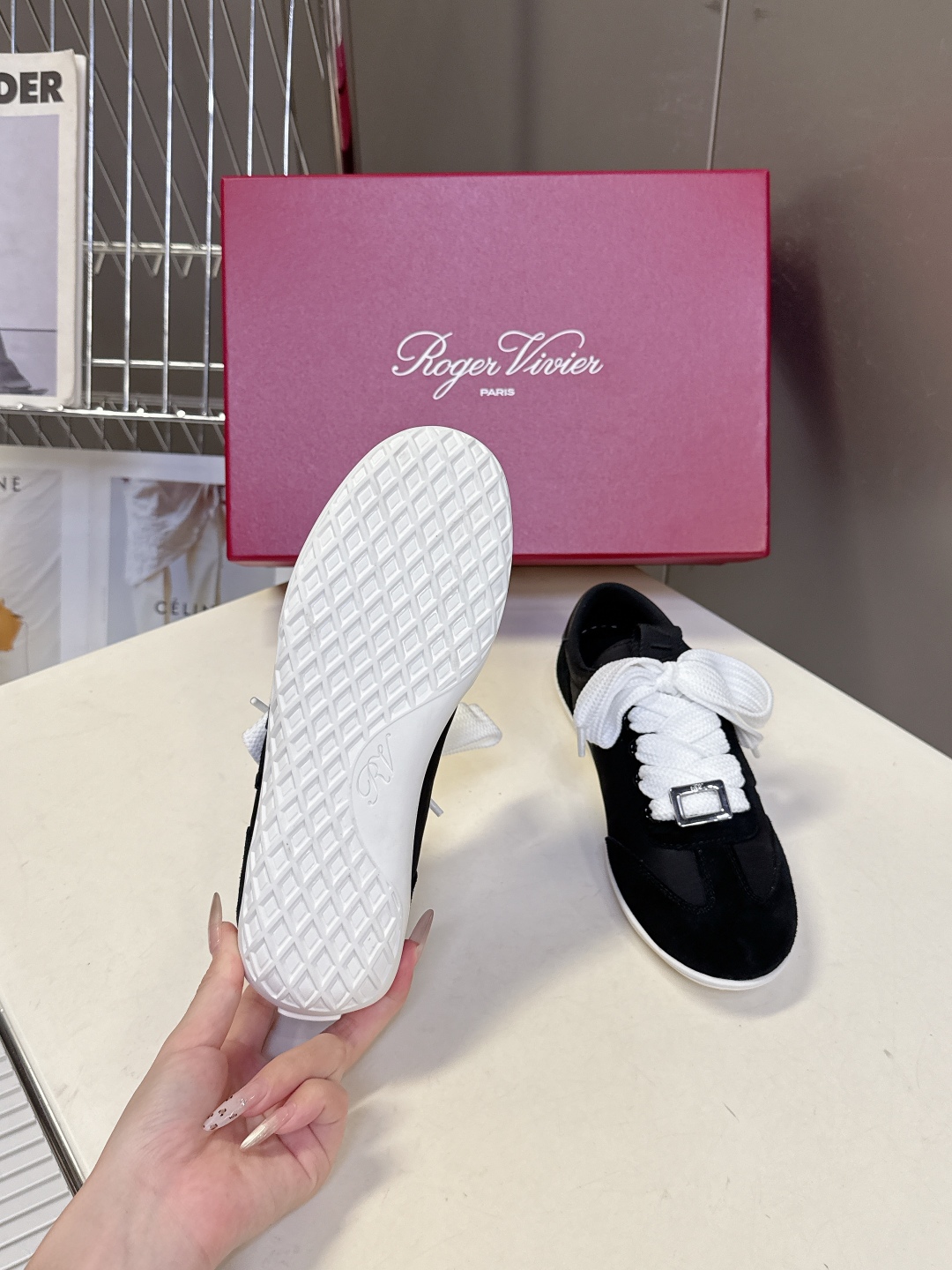  Roger vivier 罗杰维维亚Rv秋冬最新德训鞋 薄底鞋
 超多明星网红种草 注重舒适度的宝子一