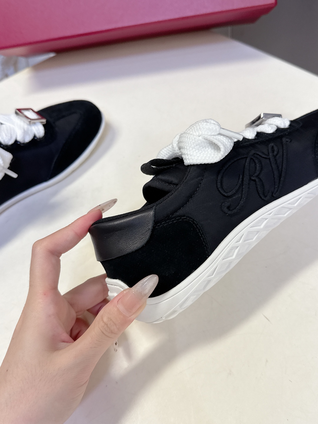  Roger vivier 罗杰维维亚Rv秋冬最新德训鞋 薄底鞋
 超多明星网红种草 注重舒适度的宝子一