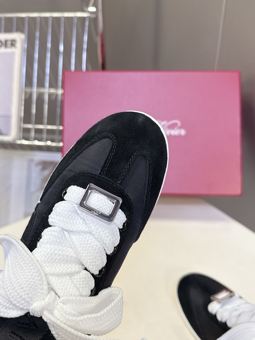  Roger vivier 罗杰维维亚Rv秋冬最新德训鞋 薄底鞋
 超多明星网红种草 注重舒适度的宝子一