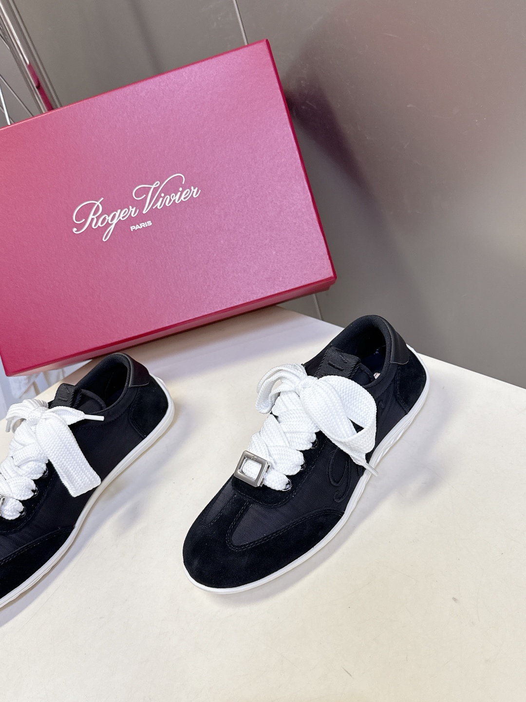  Roger vivier 罗杰维维亚Rv秋冬最新德训鞋 薄底鞋
 超多明星网红种草 注重舒适度的宝子一