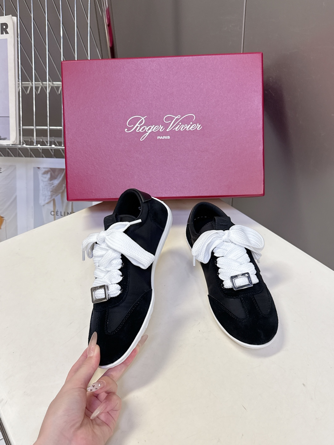  Roger vivier 罗杰维维亚Rv秋冬最新德训鞋 薄底鞋
 超多明星网红种草 注重舒适度的宝子一