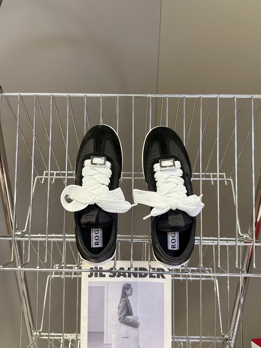  Roger vivier 罗杰维维亚Rv秋冬最新德训鞋 薄底鞋
 超多明星网红种草 注重舒适度的宝子一