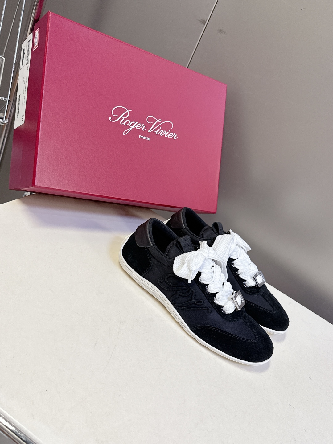  Roger vivier 罗杰维维亚Rv秋冬最新德训鞋 薄底鞋
 超多明星网红种草 注重舒适度的宝子一