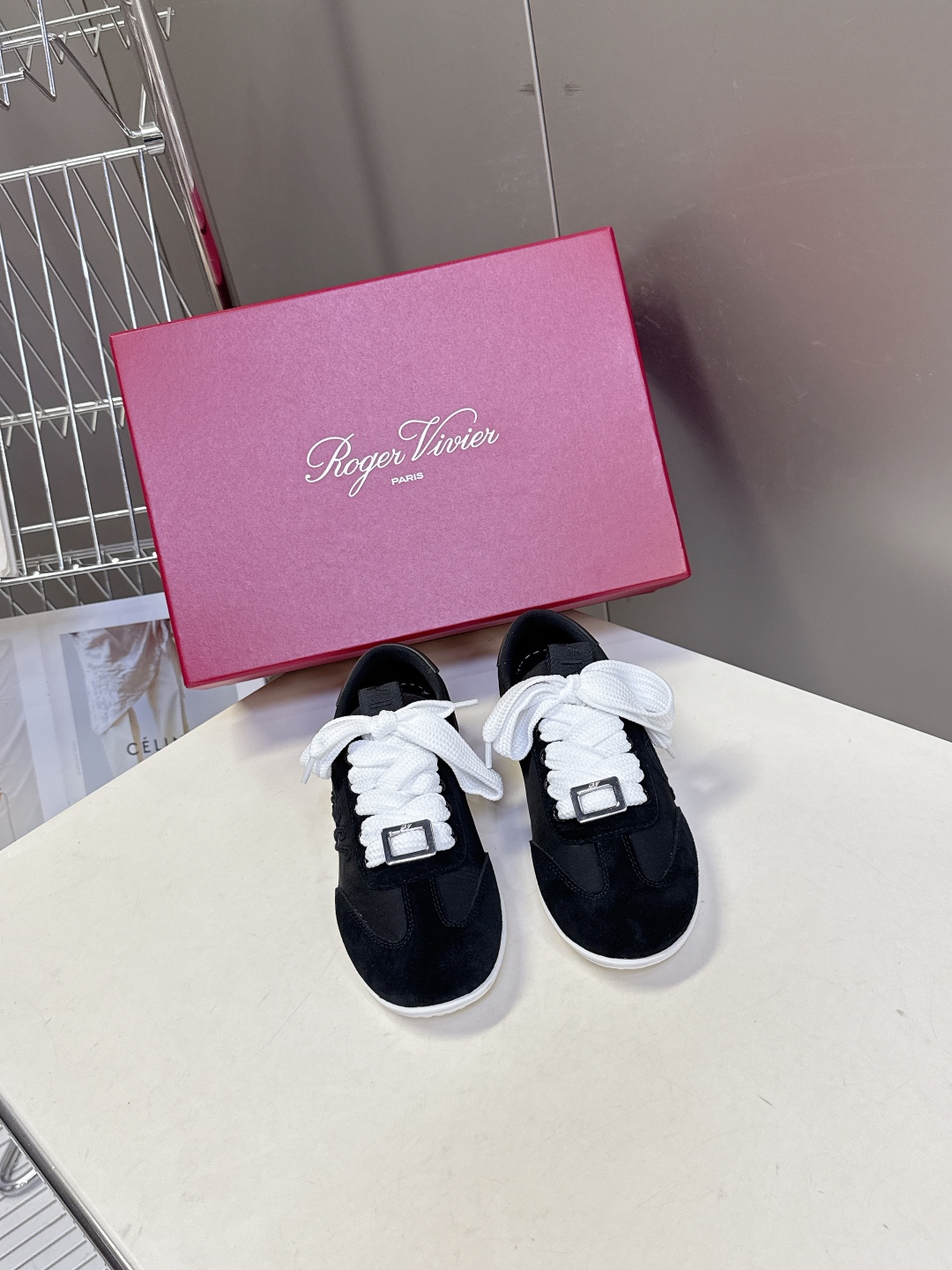  Roger vivier 罗杰维维亚Rv秋冬最新德训鞋 薄底鞋
 超多明星网红种草 注重舒适度的宝子一