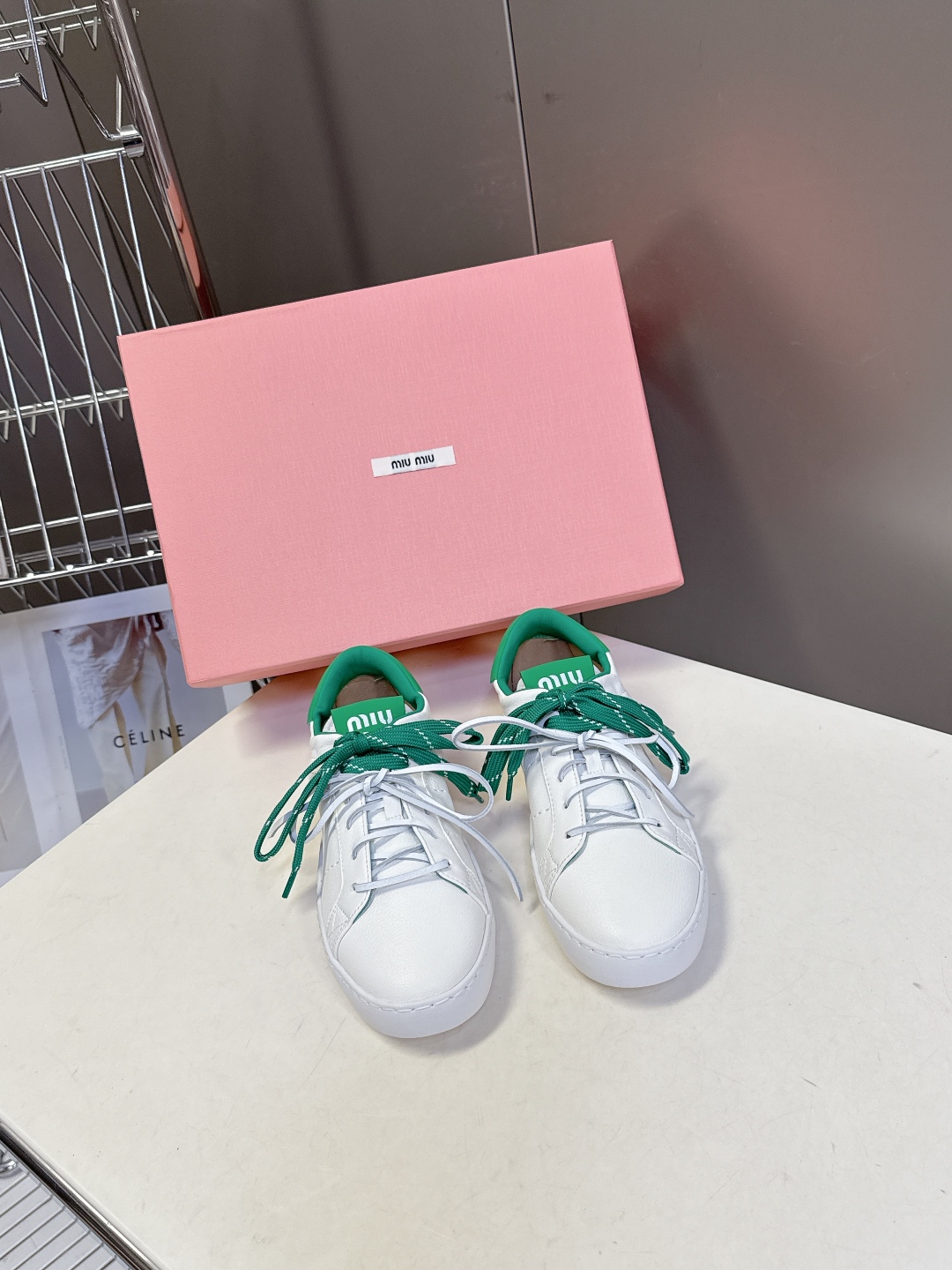  MIUMIU 缪缪最新款美式复古风~ 颜值担当火爆款双鞋带小白鞋 不得不入的一款～做旧时尚，简约高级 