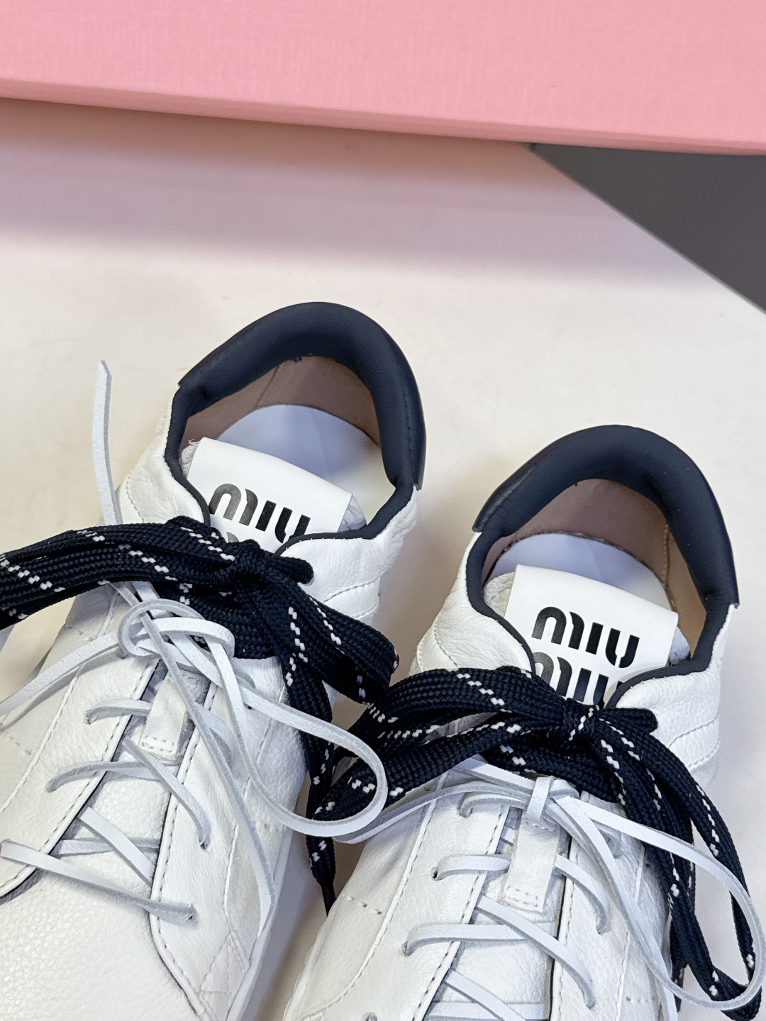  MIUMIU 缪缪最新款美式复古风~ 颜值担当火爆款双鞋带小白鞋 不得不入的一款～做旧时尚，简约高级 