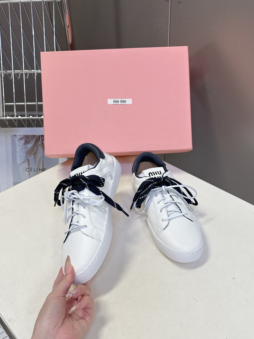  MIUMIU 缪缪最新款美式复古风~ 颜值担当火爆款双鞋带小白鞋 不得不入的一款～做旧时尚，简约高级 