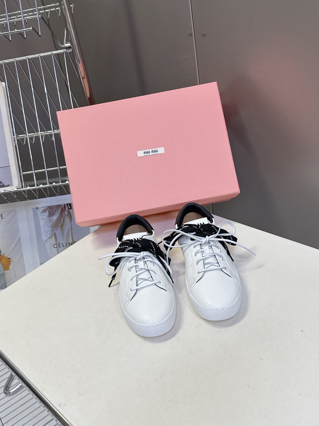  MIUMIU 缪缪最新款美式复古风~ 颜值担当火爆款双鞋带小白鞋 不得不入的一款～做旧时尚，简约高级 