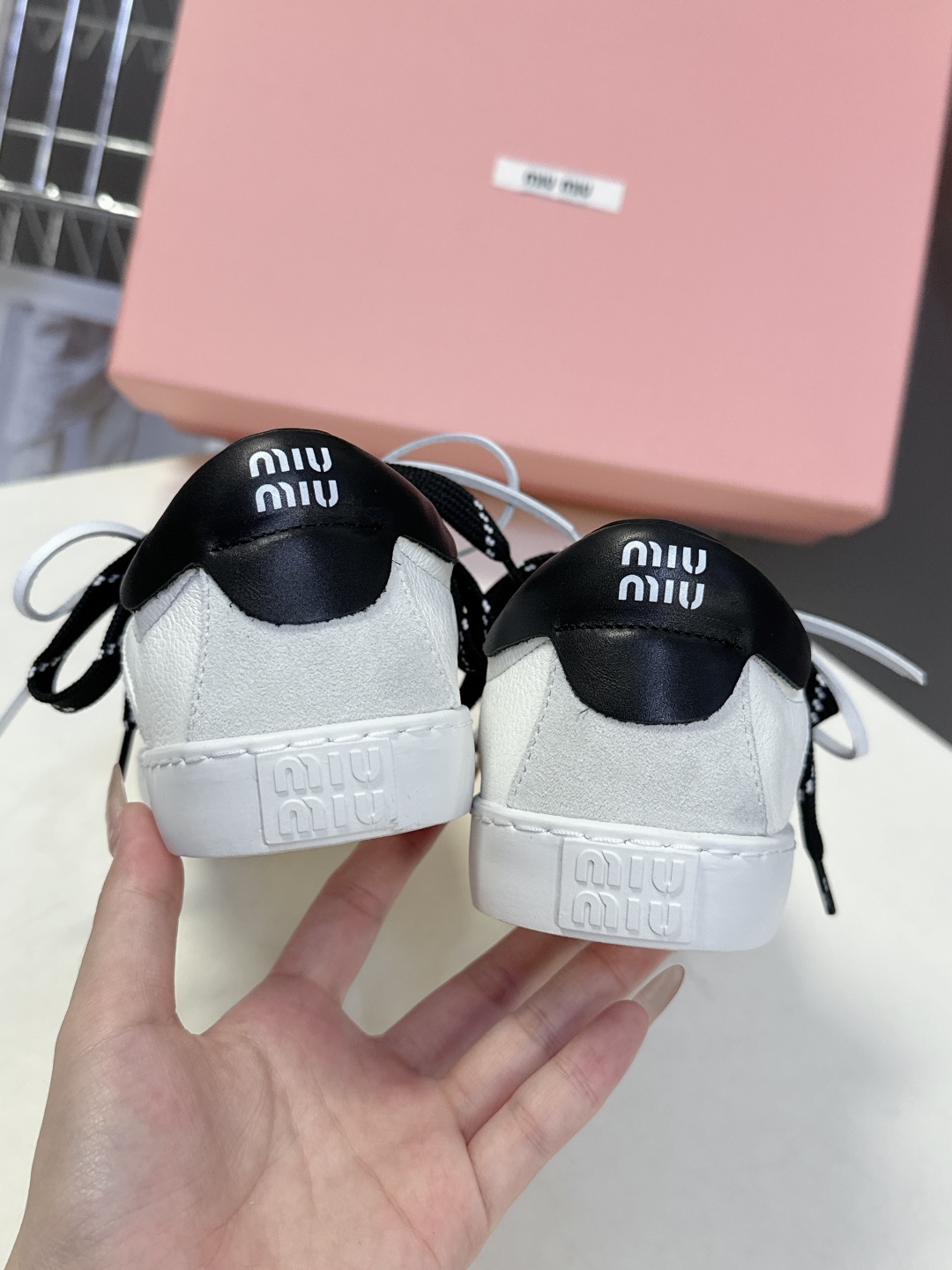  MIUMIU 缪缪最新款美式复古风~ 颜值担当火爆款双鞋带小白鞋 不得不入的一款～做旧时尚，简约高级 