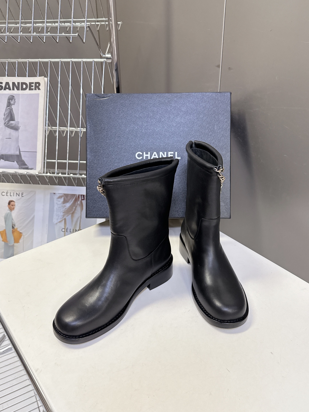 CHANEL香奈儿25B秋冬最新款链条靴
小红书力推款 怎么搭配都好看 时髦精必备 香奈儿女士钟爱简约又