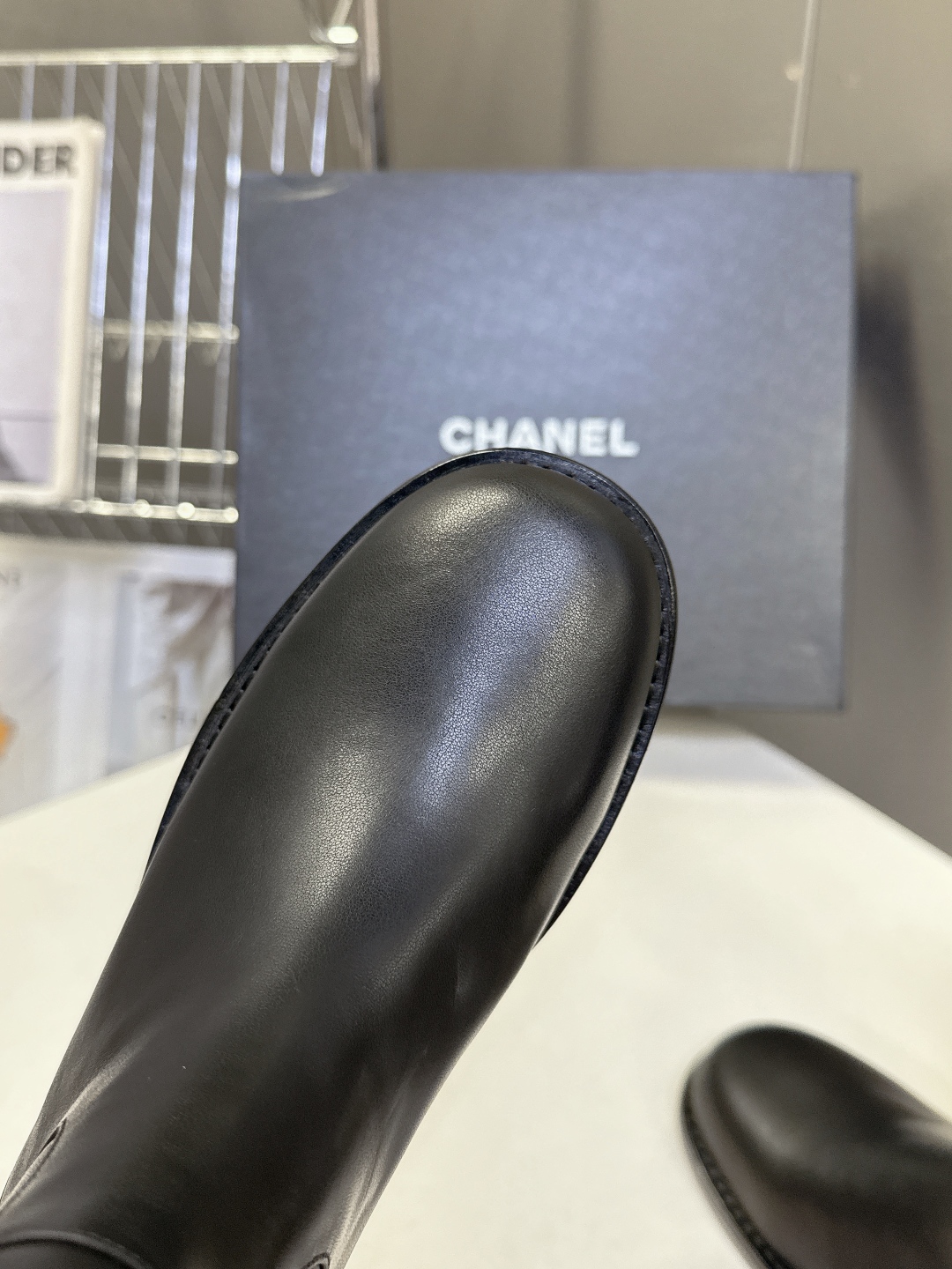 CHANEL香奈儿25B秋冬最新款链条靴
小红书力推款 怎么搭配都好看 时髦精必备 香奈儿女士钟爱简约又