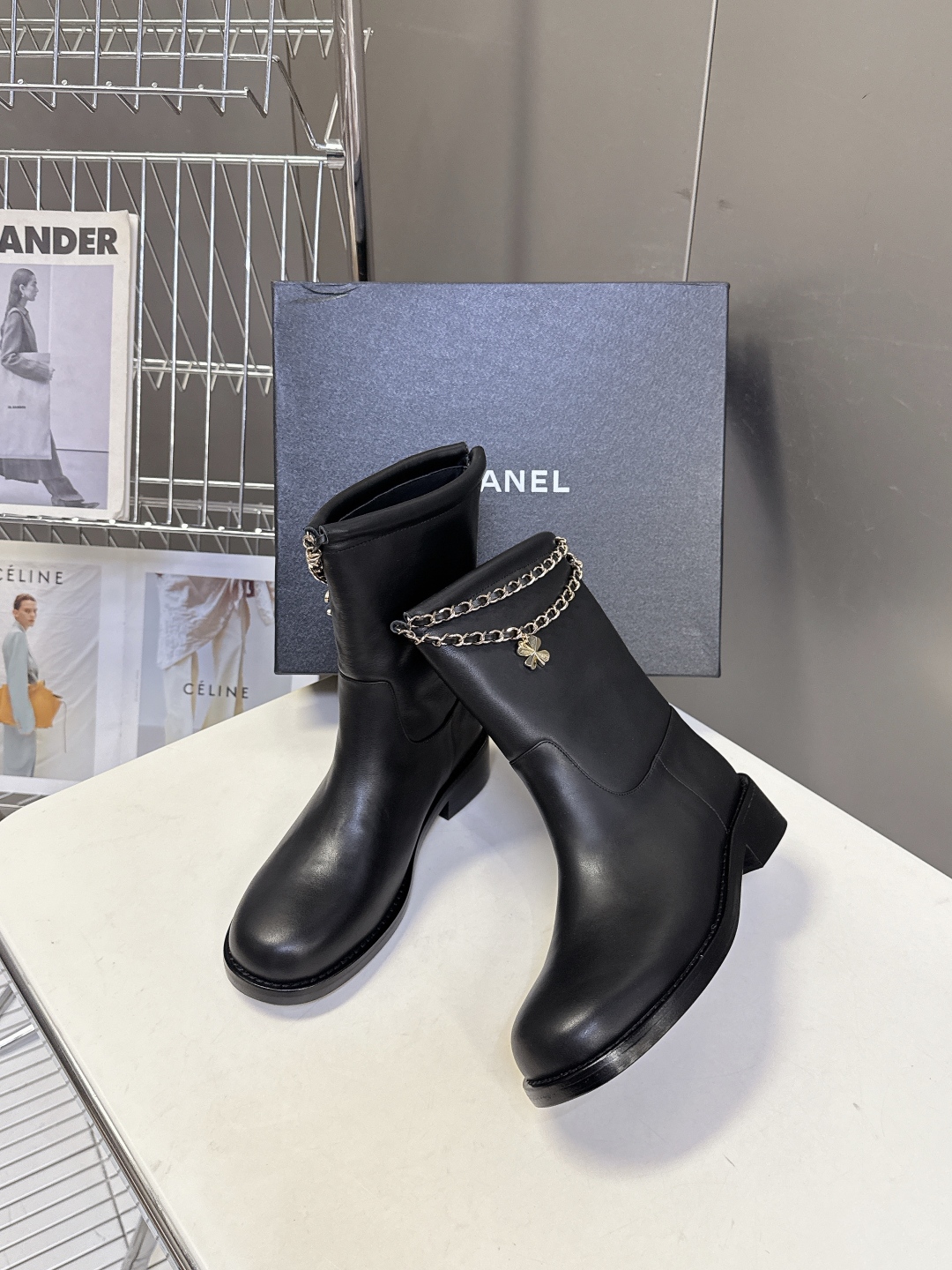 CHANEL香奈儿25B秋冬最新款链条靴
小红书力推款 怎么搭配都好看 时髦精必备 香奈儿女士钟爱简约又
