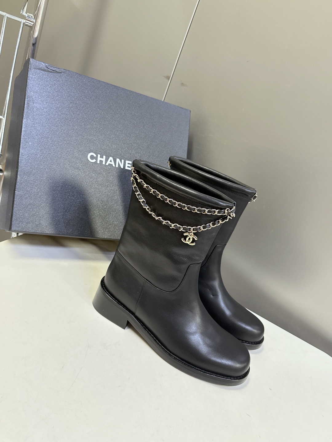 CHANEL香奈儿25B秋冬最新款链条靴
小红书力推款 怎么搭配都好看 时髦精必备 香奈儿女士钟爱简约又