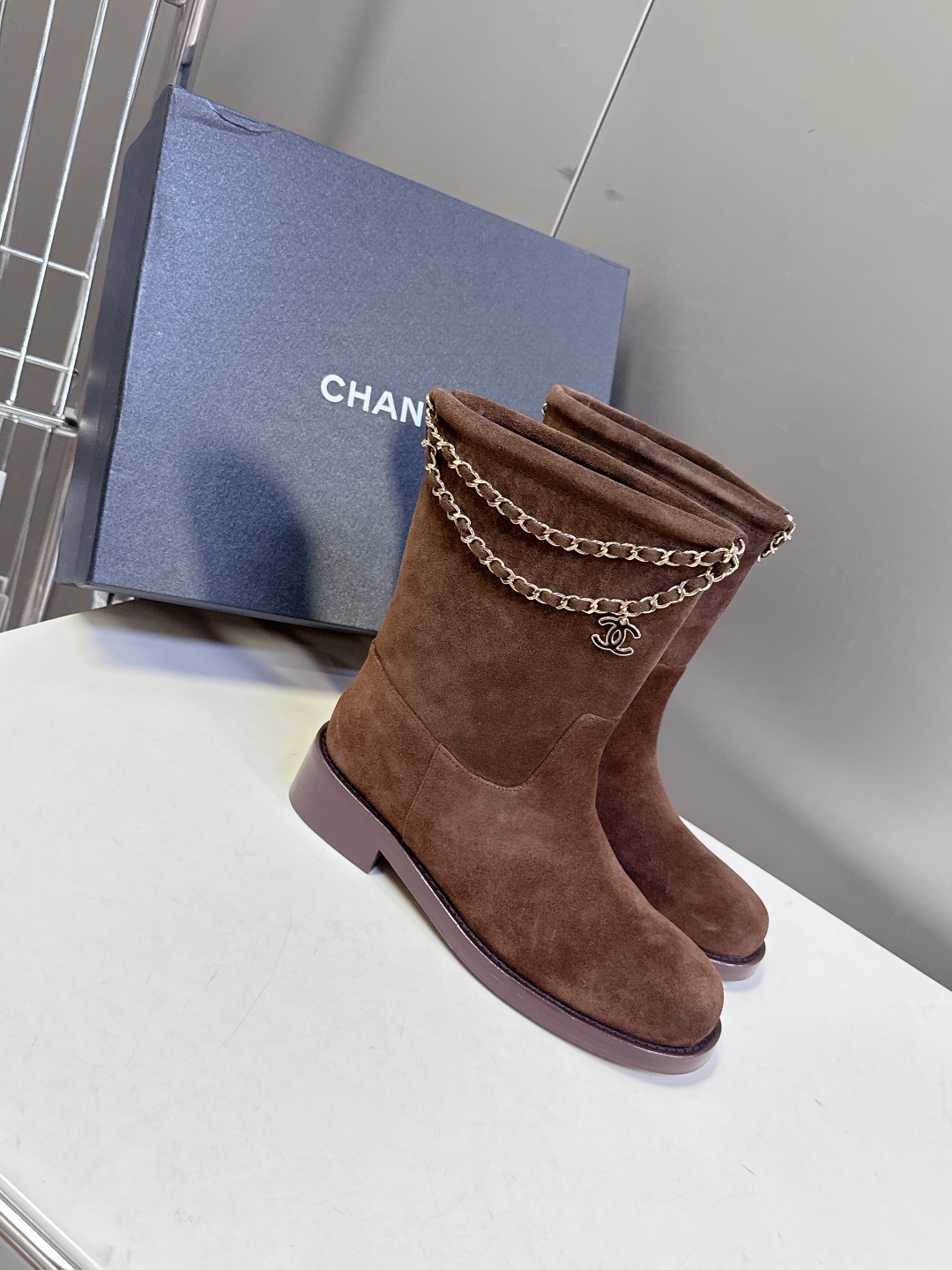 CHANEL香奈儿25B秋冬最新款链条靴
小红书力推款 怎么搭配都好看 时髦精必备 香奈儿女士钟爱简约又