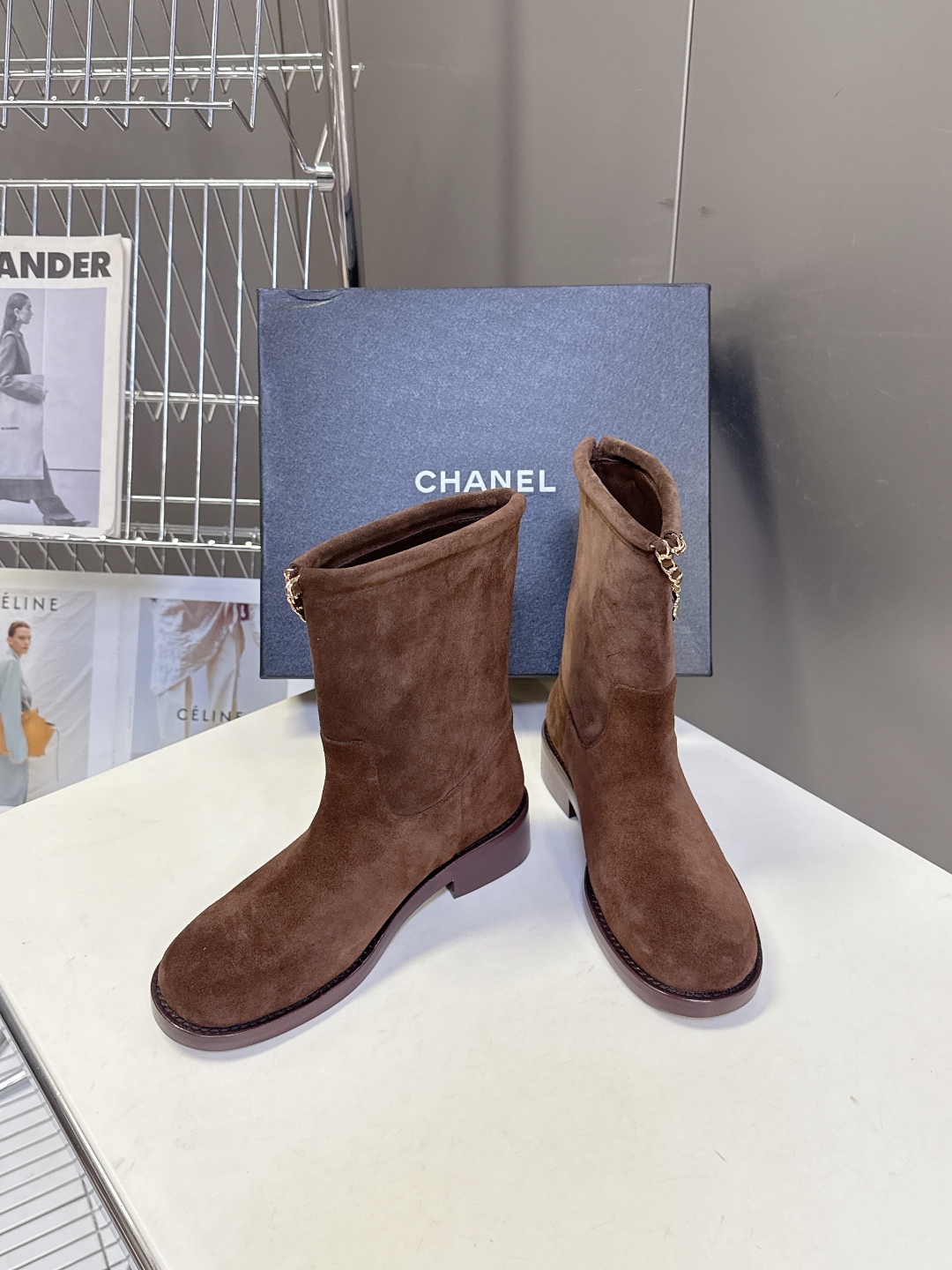 CHANEL香奈儿25B秋冬最新款链条靴
小红书力推款 怎么搭配都好看 时髦精必备 香奈儿女士钟爱简约又