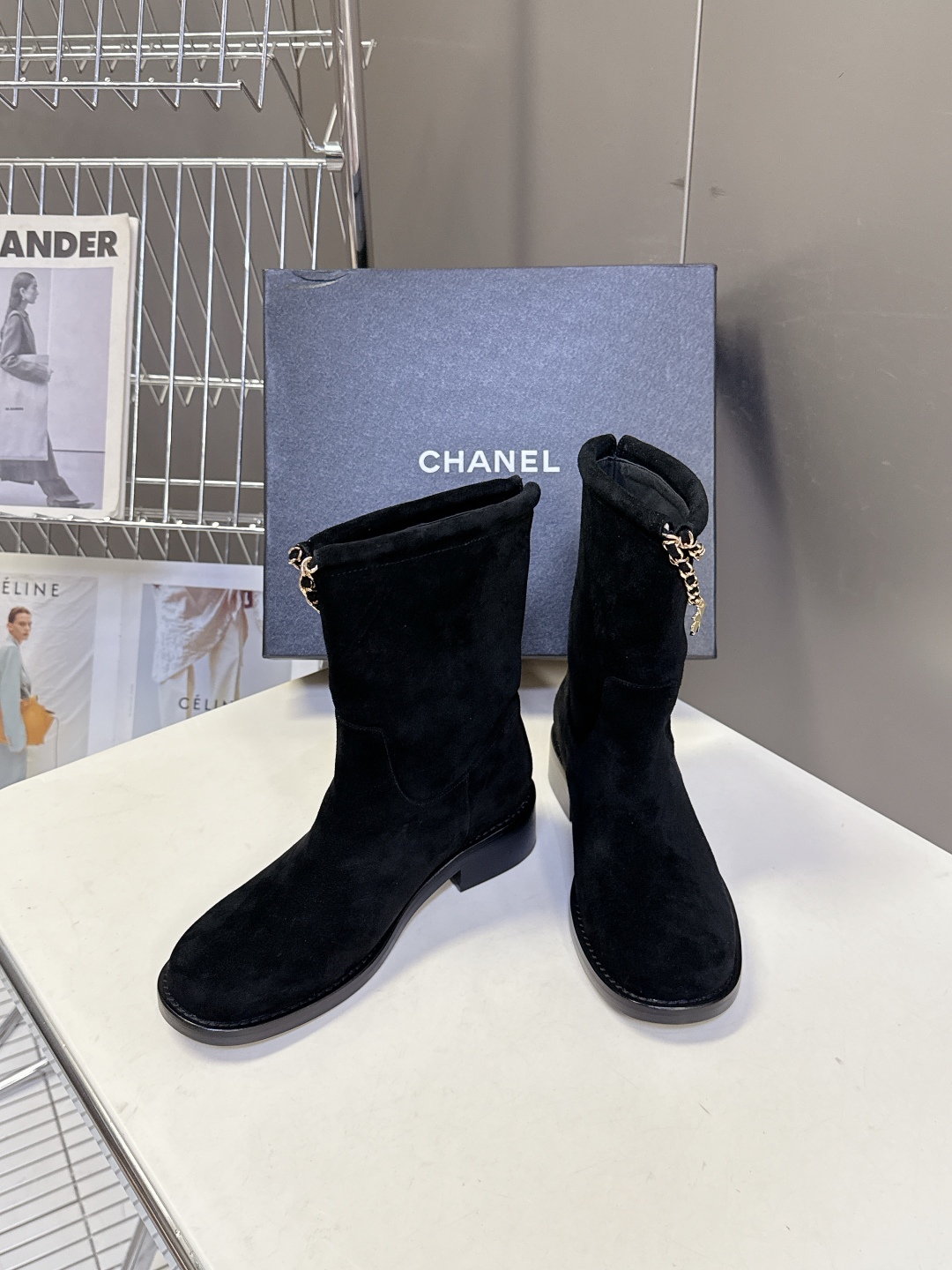 CHANEL香奈儿25B秋冬最新款链条靴
小红书力推款 怎么搭配都好看 时髦精必备 香奈儿女士钟爱简约又