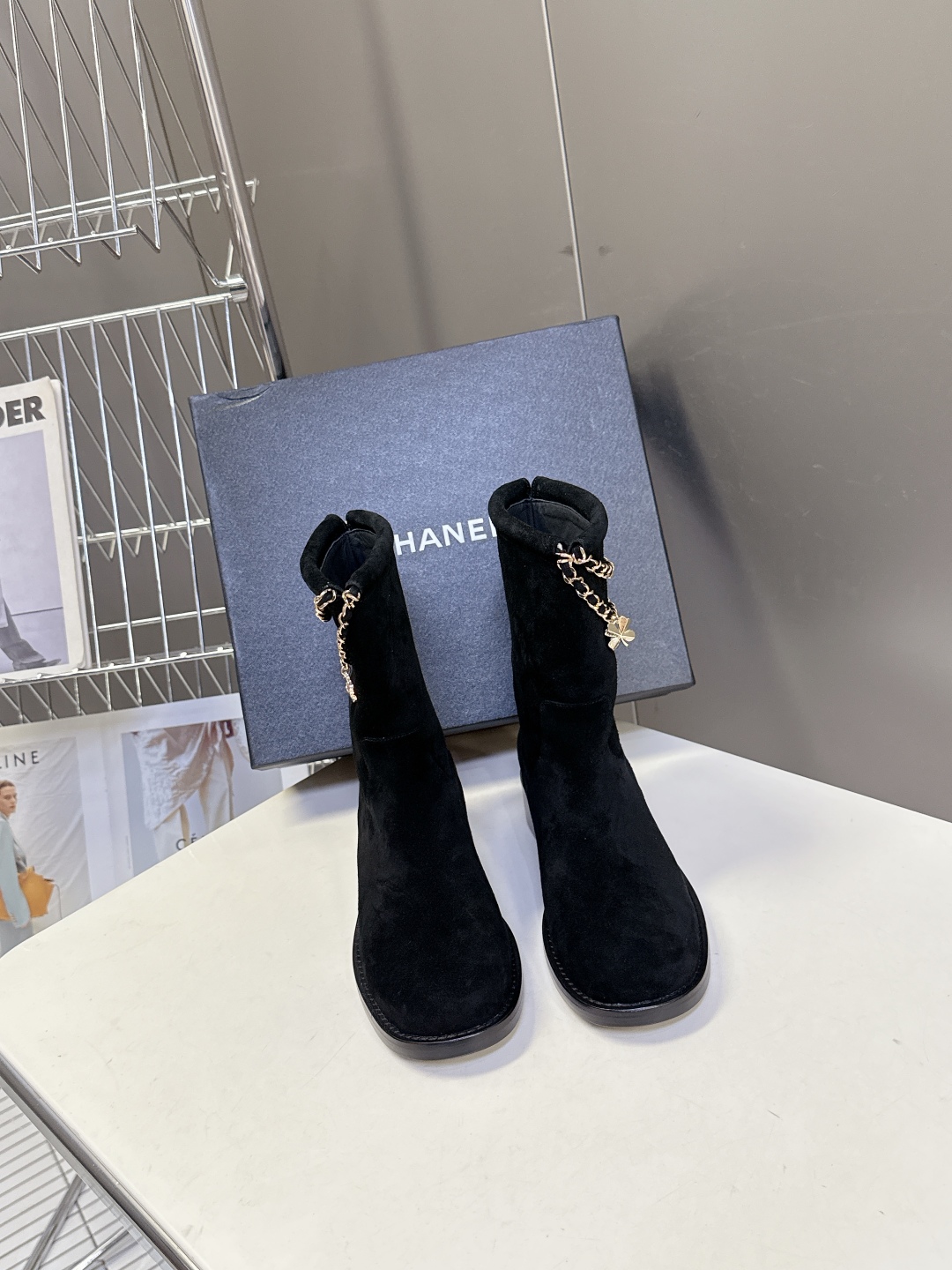 CHANEL香奈儿25B秋冬最新款链条靴
小红书力推款 怎么搭配都好看 时髦精必备 香奈儿女士钟爱简约又