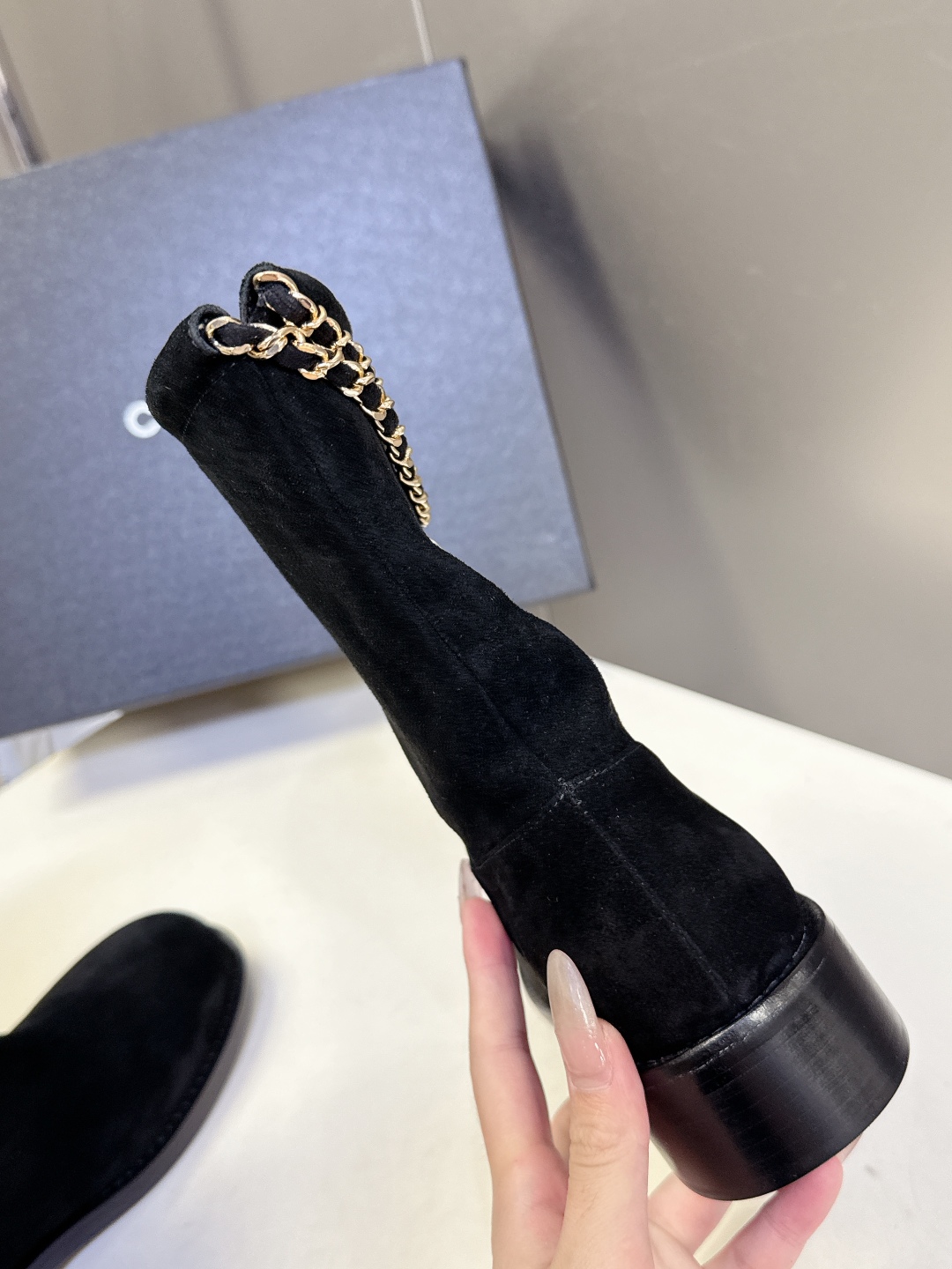 CHANEL香奈儿25B秋冬最新款链条靴
小红书力推款 怎么搭配都好看 时髦精必备 香奈儿女士钟爱简约又
